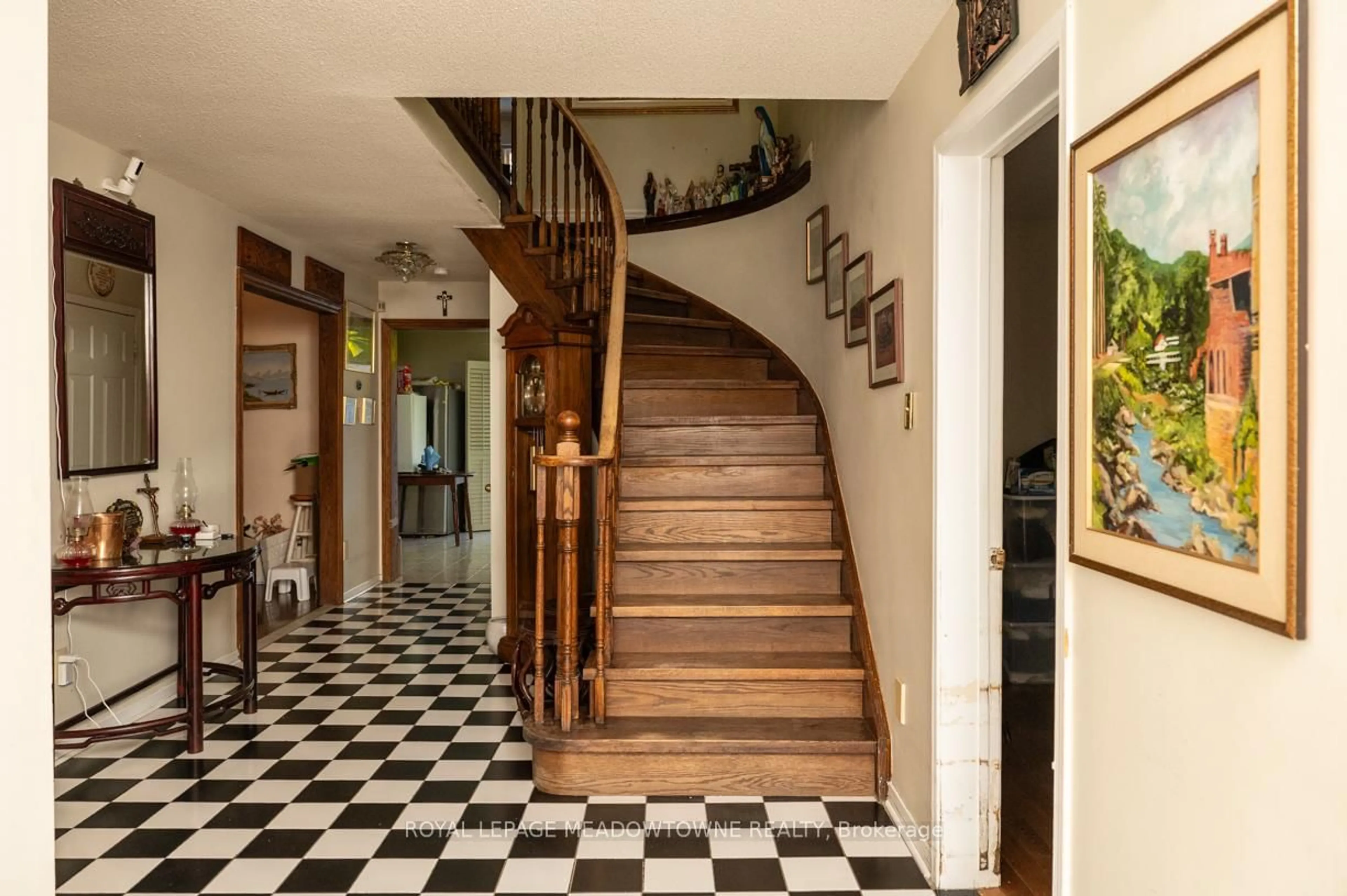 Indoor foyer for 9 Hanna Ave, Richmond Hill Ontario L4B 1Y6