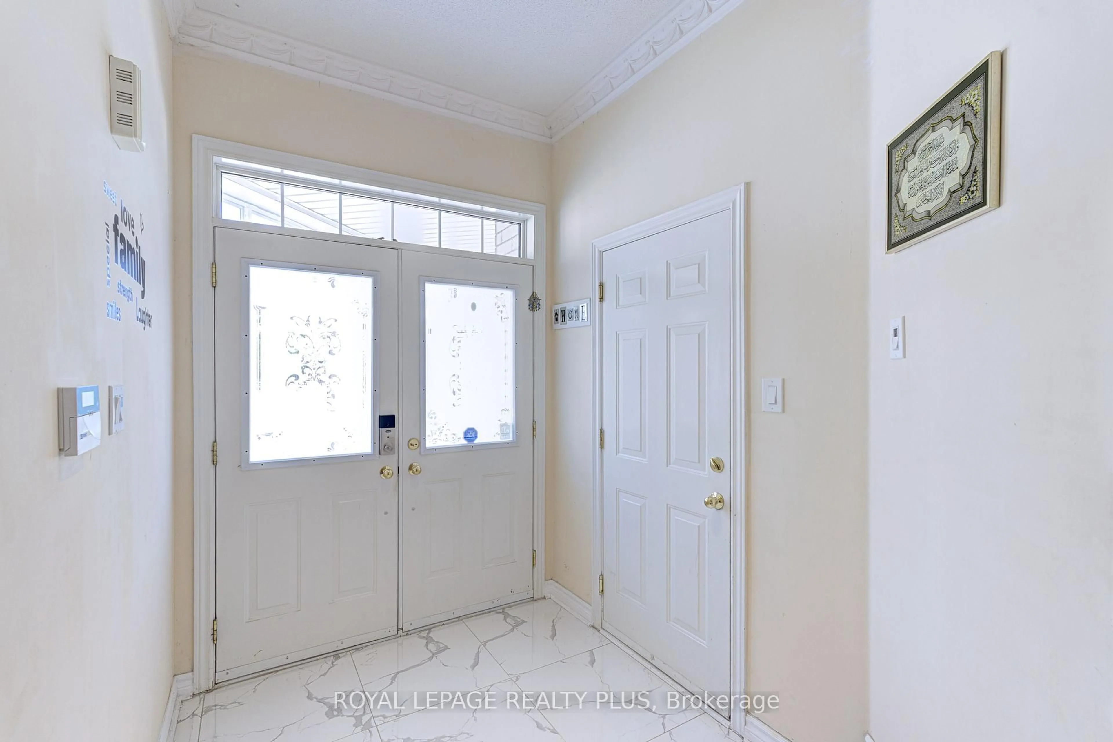Indoor entryway for 104 Melbourne Dr, Richmond Hill Ontario L4S 2G7