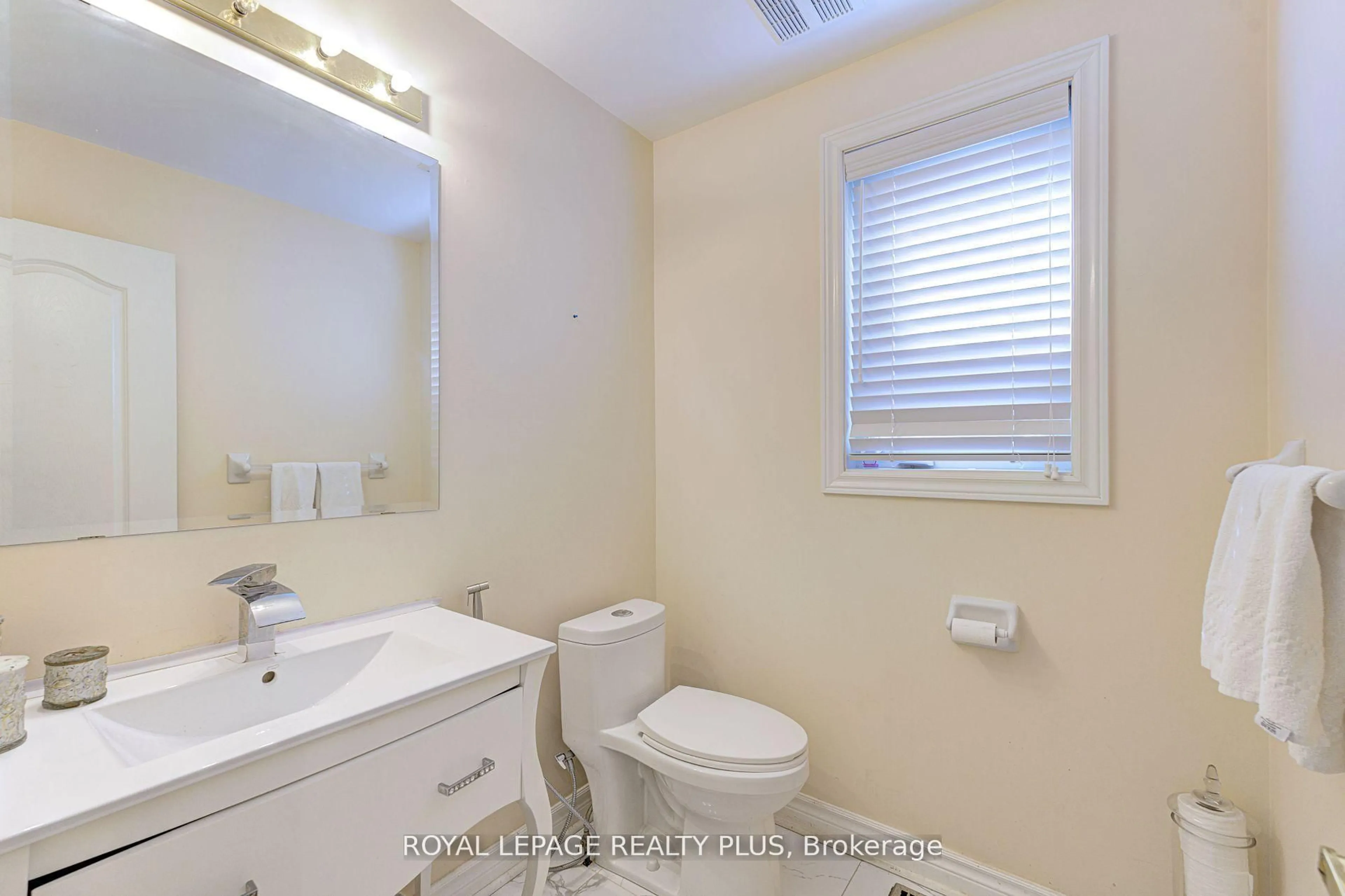 Standard bathroom, unknown for 104 Melbourne Dr, Richmond Hill Ontario L4S 2G7