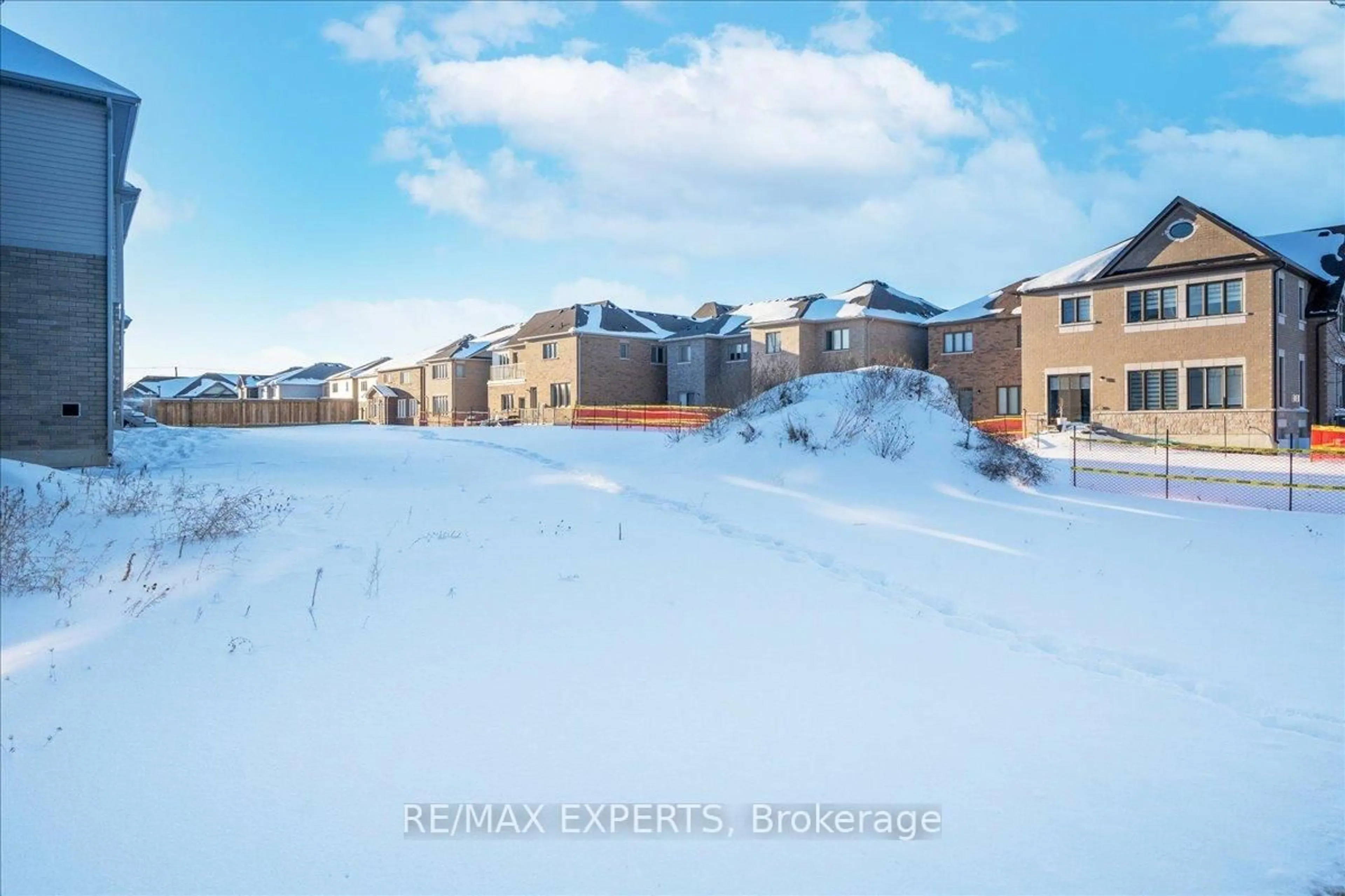 A pic from outside/outdoor area/front of a property/back of a property/a pic from drone, unknown for 42 Lorne Thomas Pl, New Tecumseth Ontario L9R 0T8