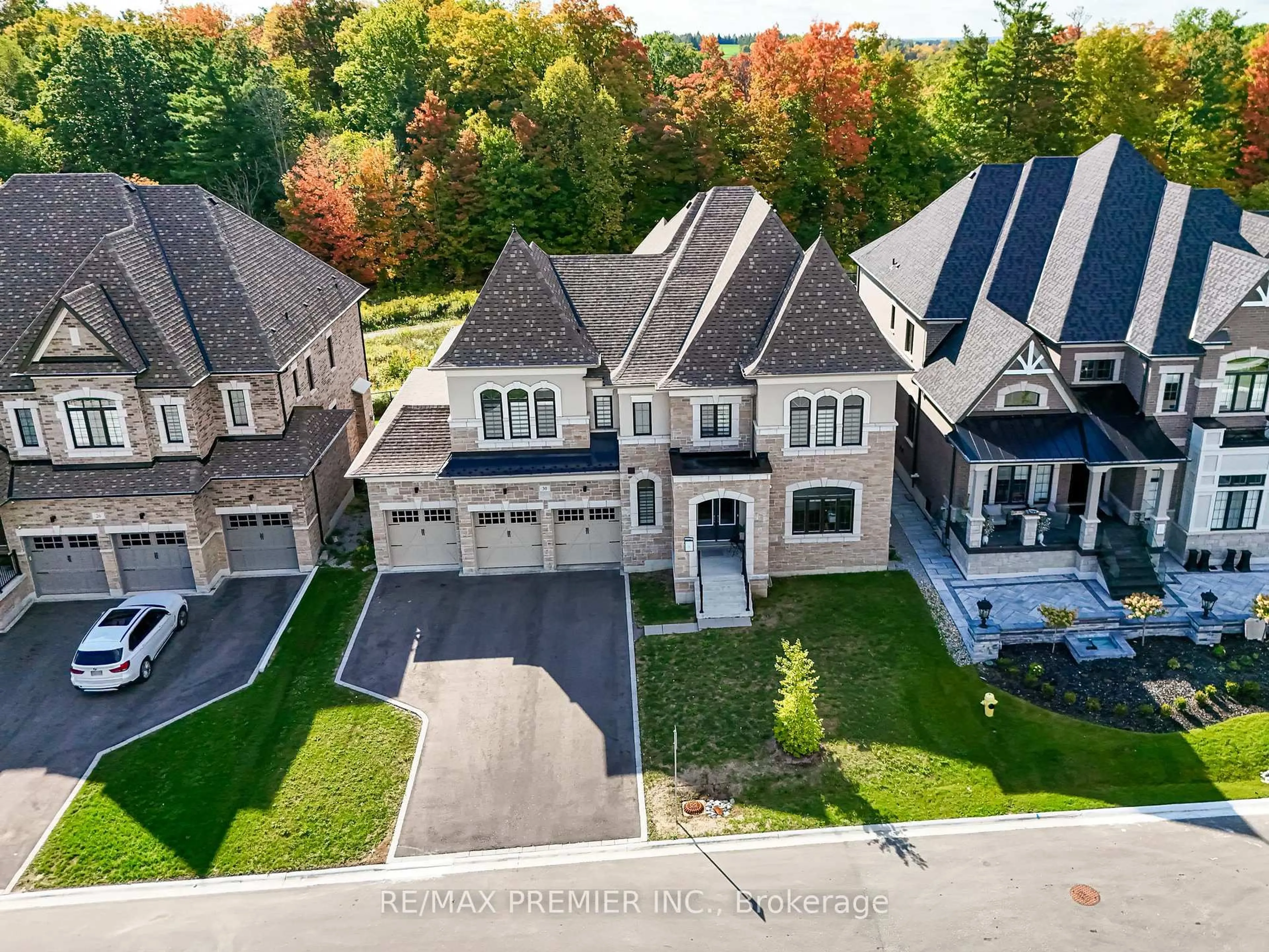 A pic from outside/outdoor area/front of a property/back of a property/a pic from drone, street for 30 Enclave Crt, Vaughan Ontario L4H 4V9