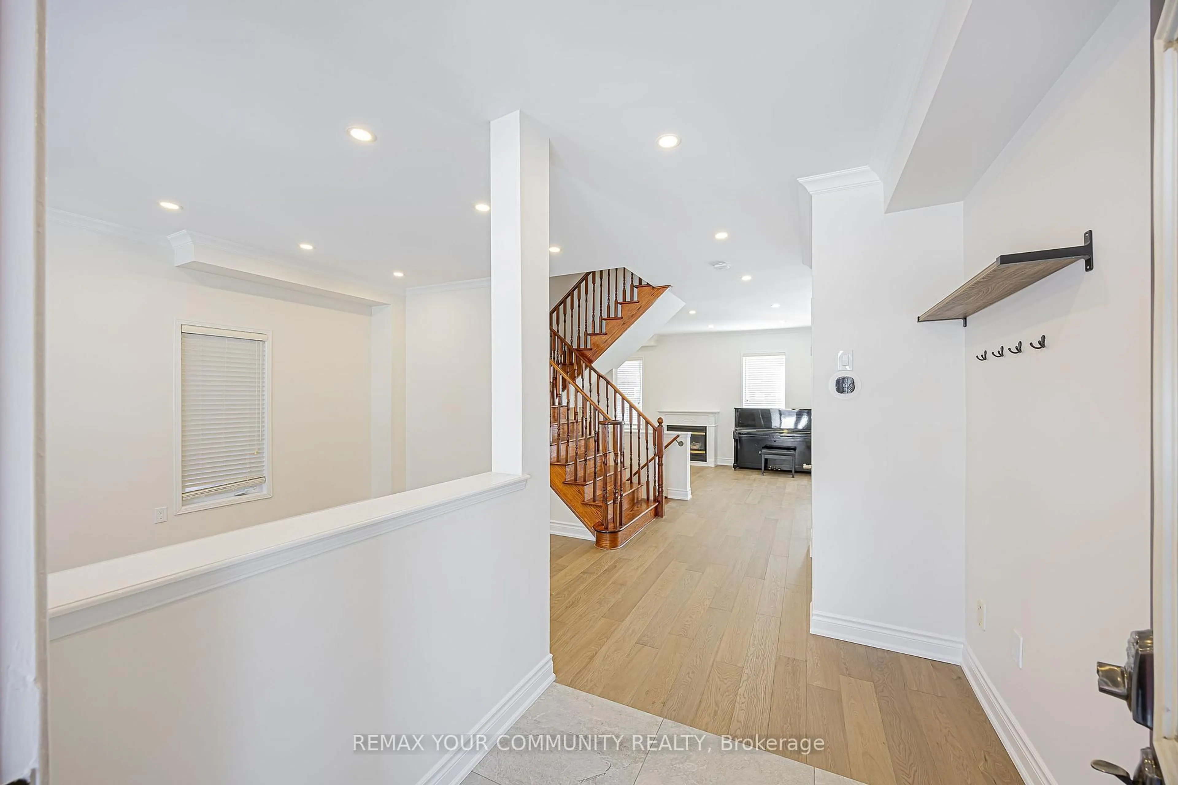 Indoor foyer for 188 Fred Mclaren Blvd, Markham Ontario L6E 1H2