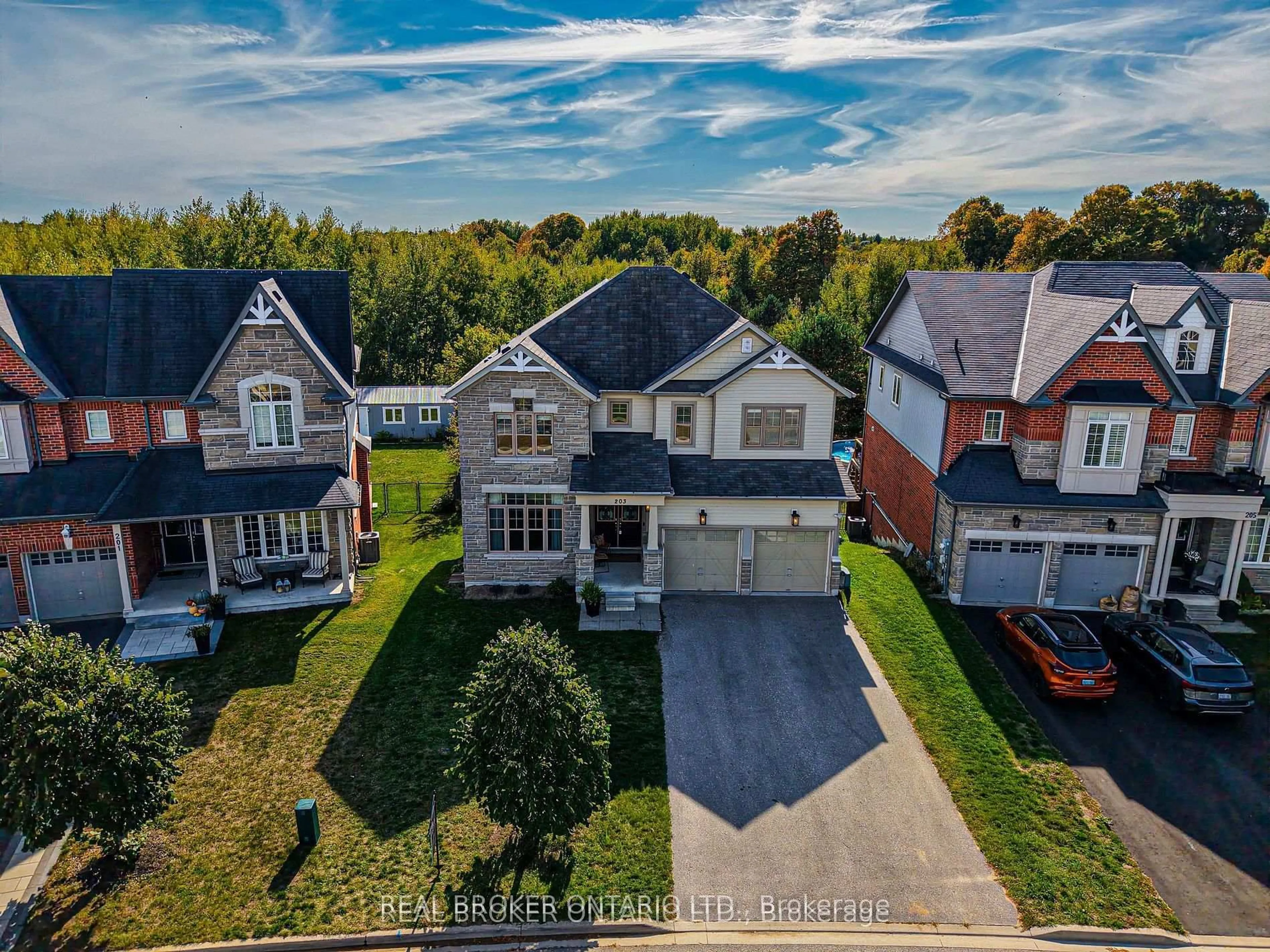 A pic from outside/outdoor area/front of a property/back of a property/a pic from drone, street for 203 Gold Park Gate, Essa Ontario L3W 0B5
