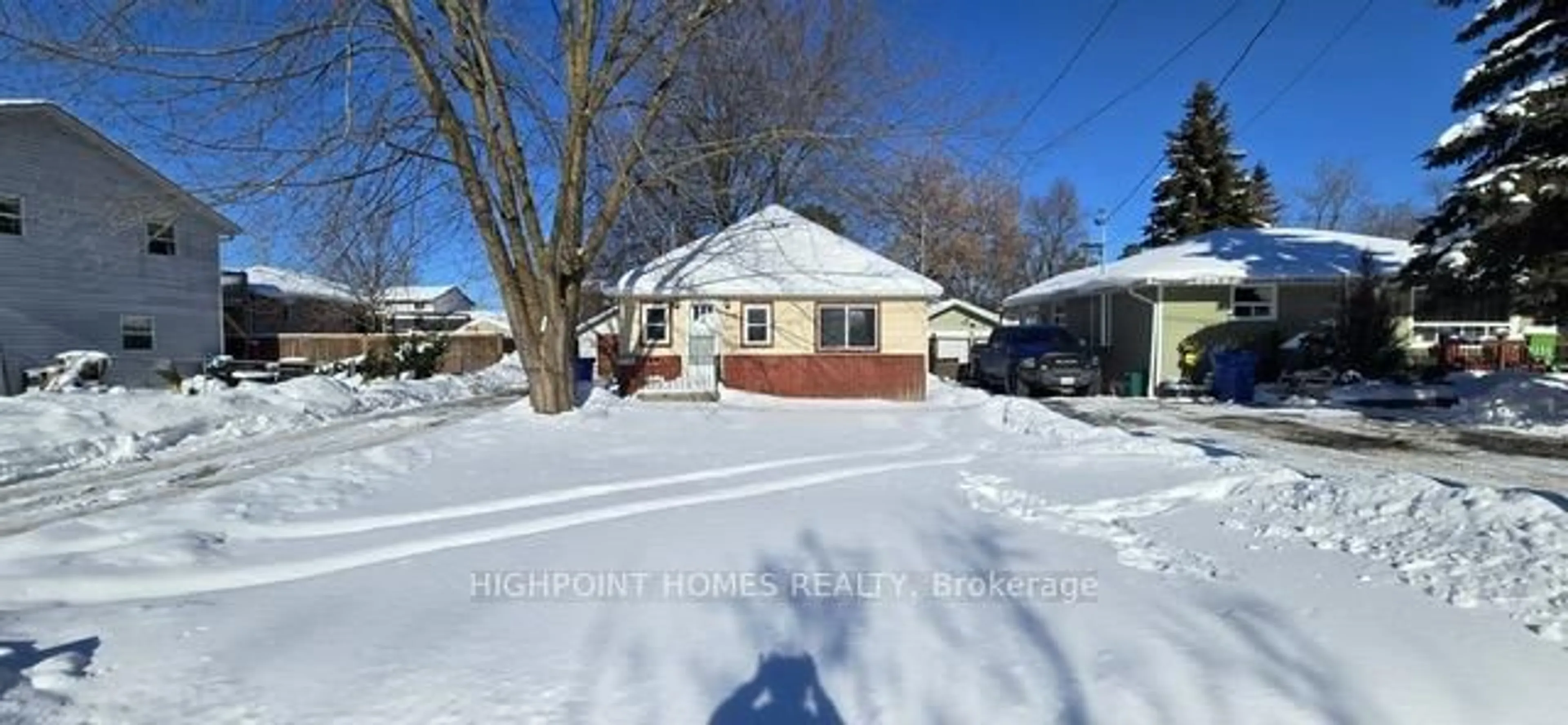 A pic from outside/outdoor area/front of a property/back of a property/a pic from drone, street for 178 Spring Rd, Georgina Ontario L4P 2K6