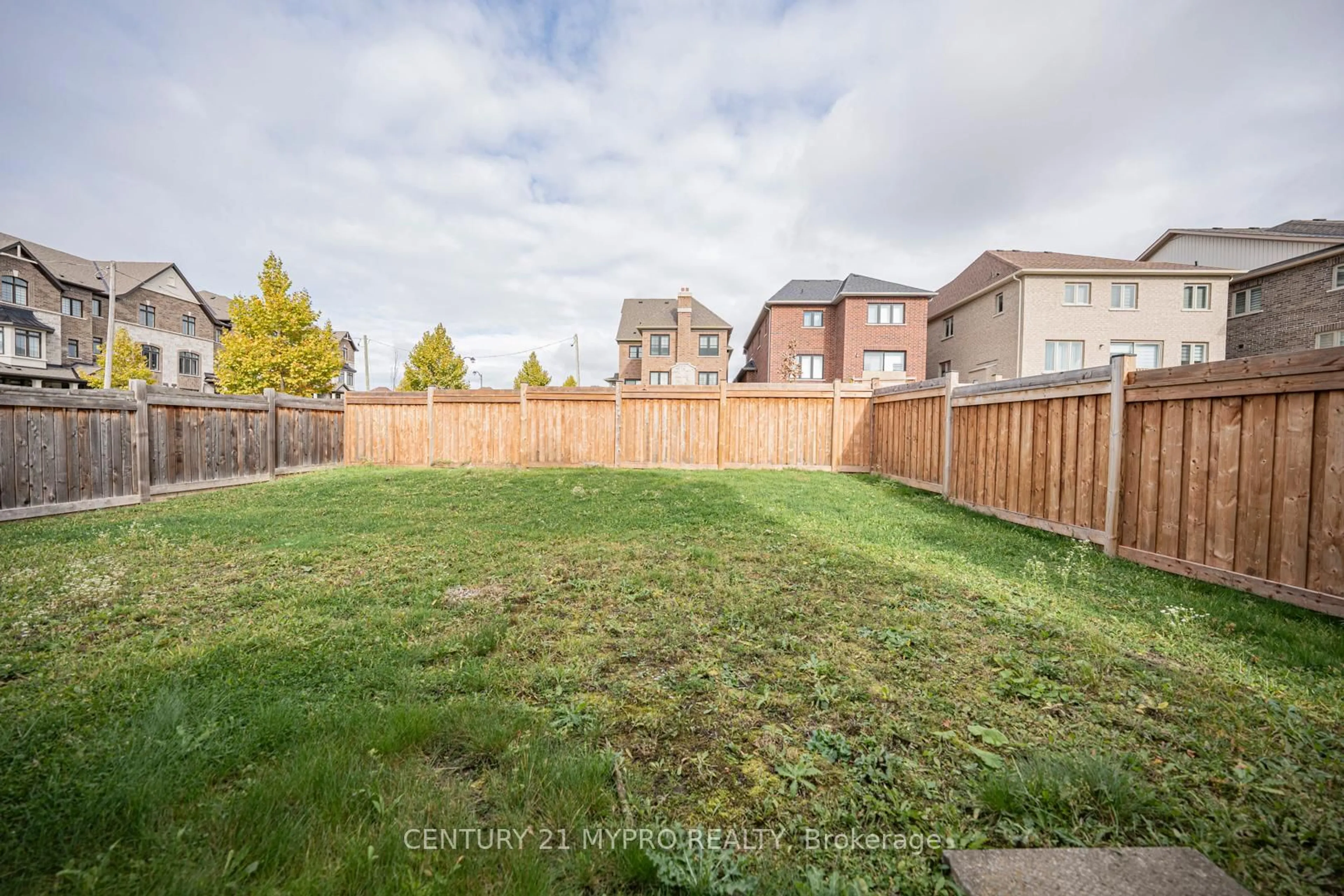 A pic from outside/outdoor area/front of a property/back of a property/a pic from drone, unknown for 2 Manor Hampton St, East Gwillimbury Ontario L9N 0R1