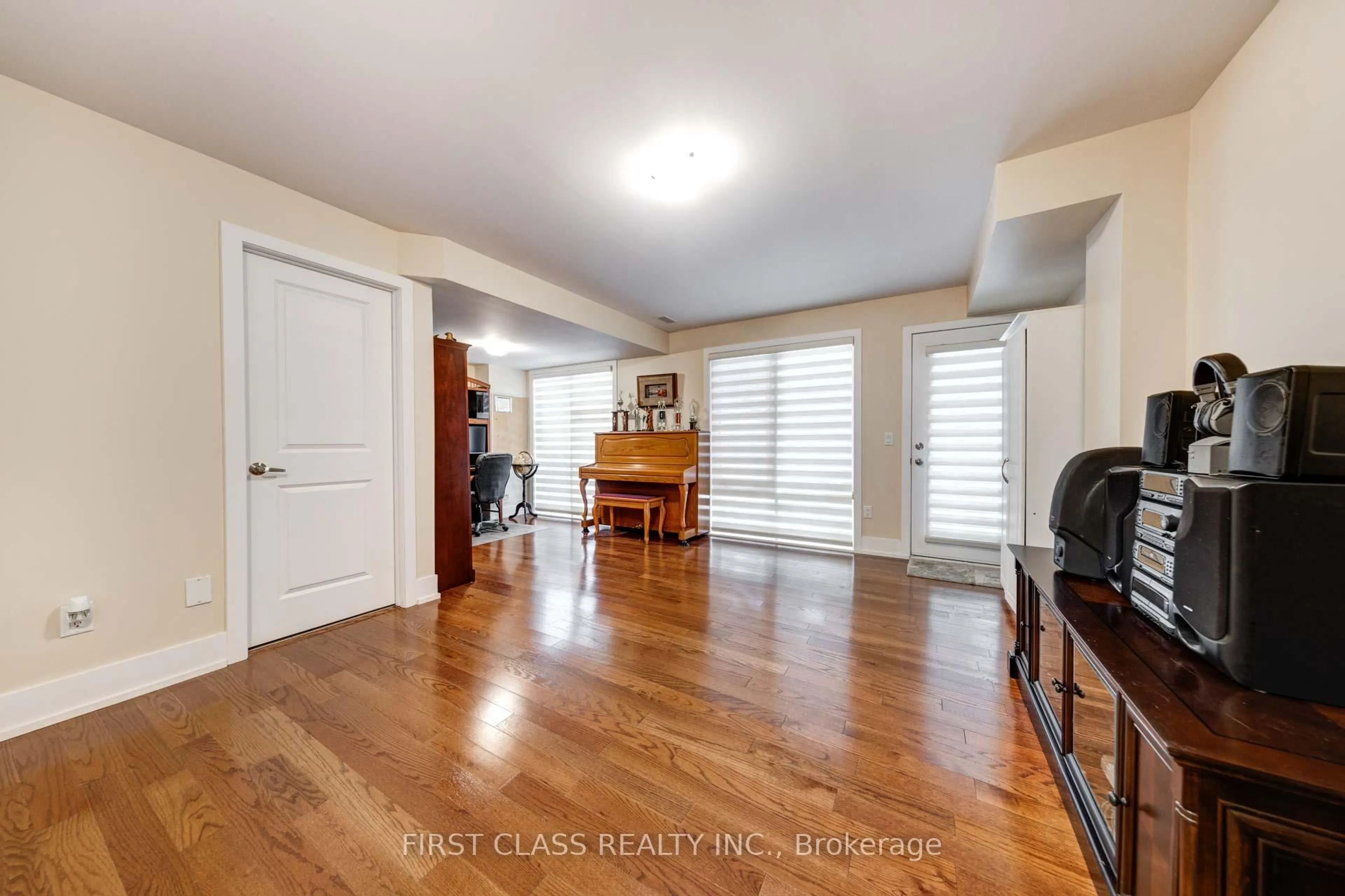 Indoor entryway for 4 Allerton Rd, Vaughan Ontario L4J 0K1