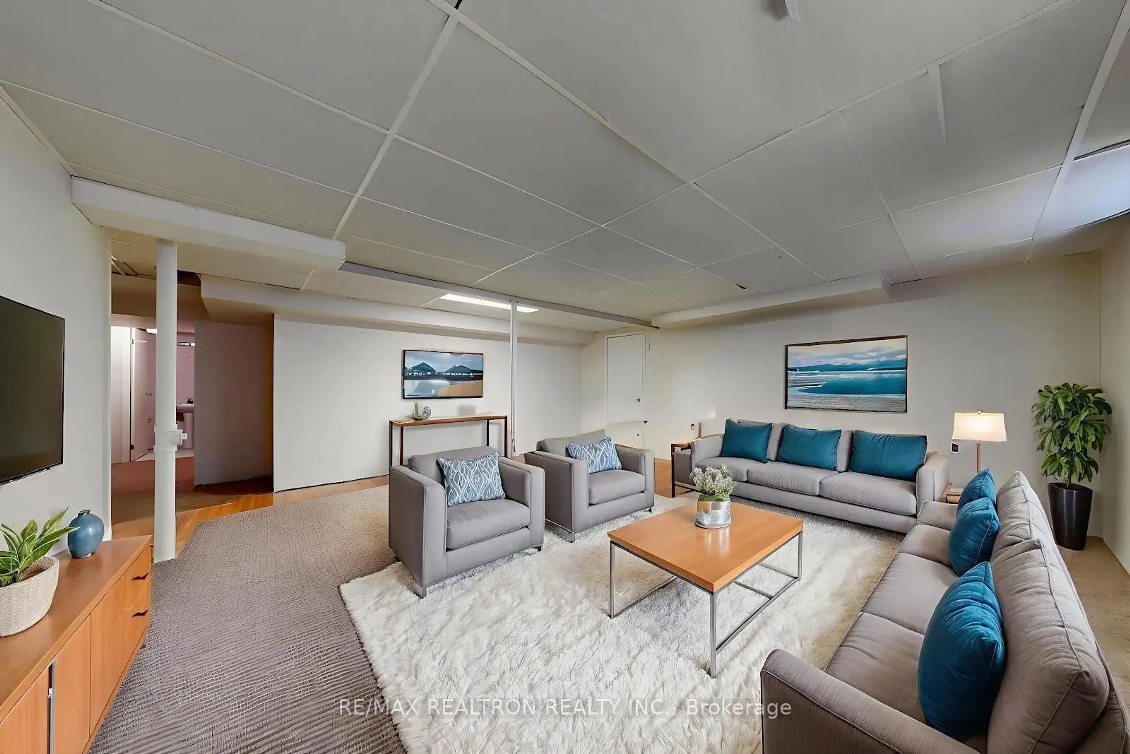 Living room with furniture, carpet floor for 25 Roman Rd, Markham Ontario L3T 4J8