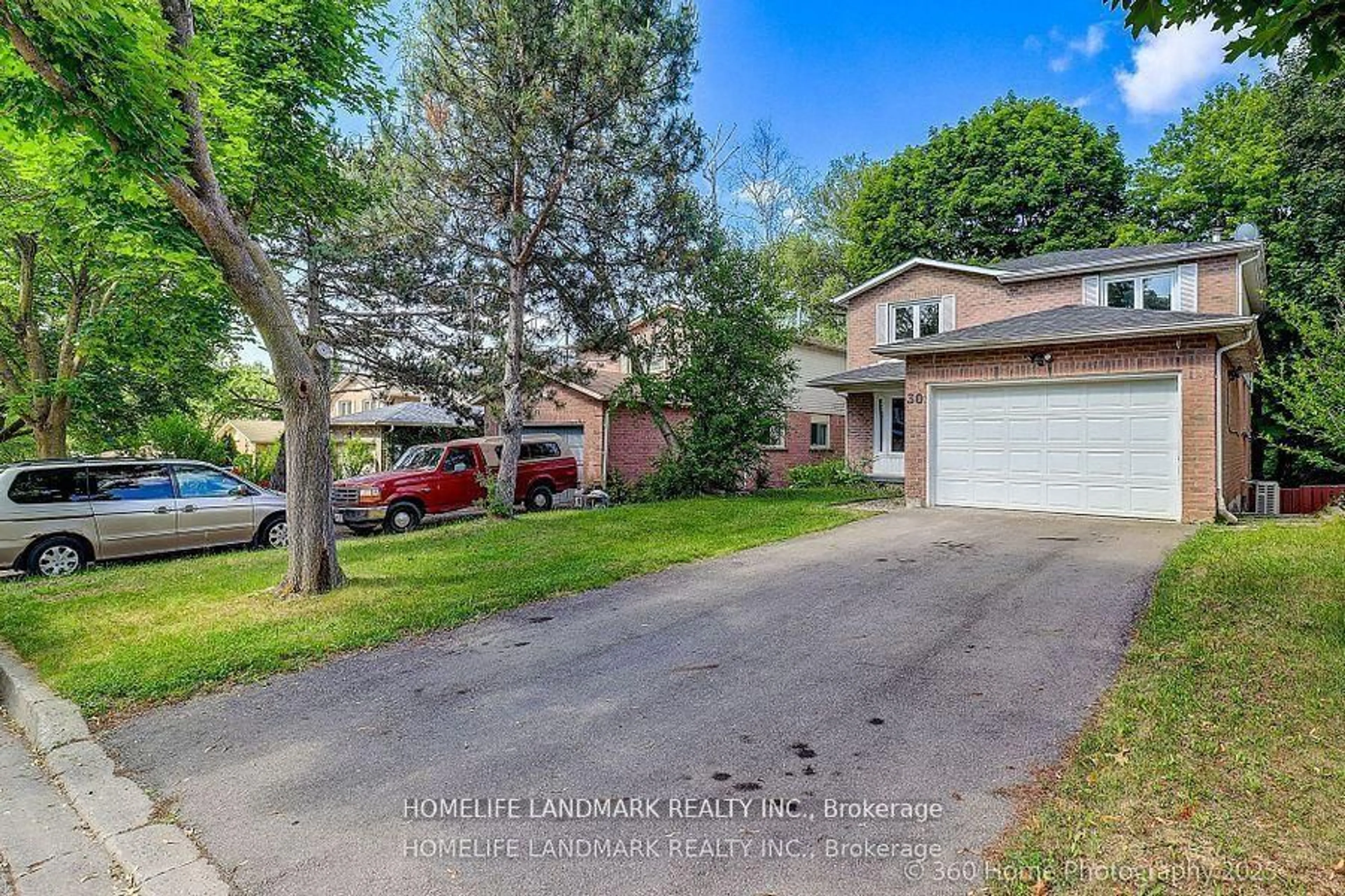 A pic from outside/outdoor area/front of a property/back of a property/a pic from drone, street for 30 Misty Moor Dr, Richmond Hill Ontario L4C 6R1