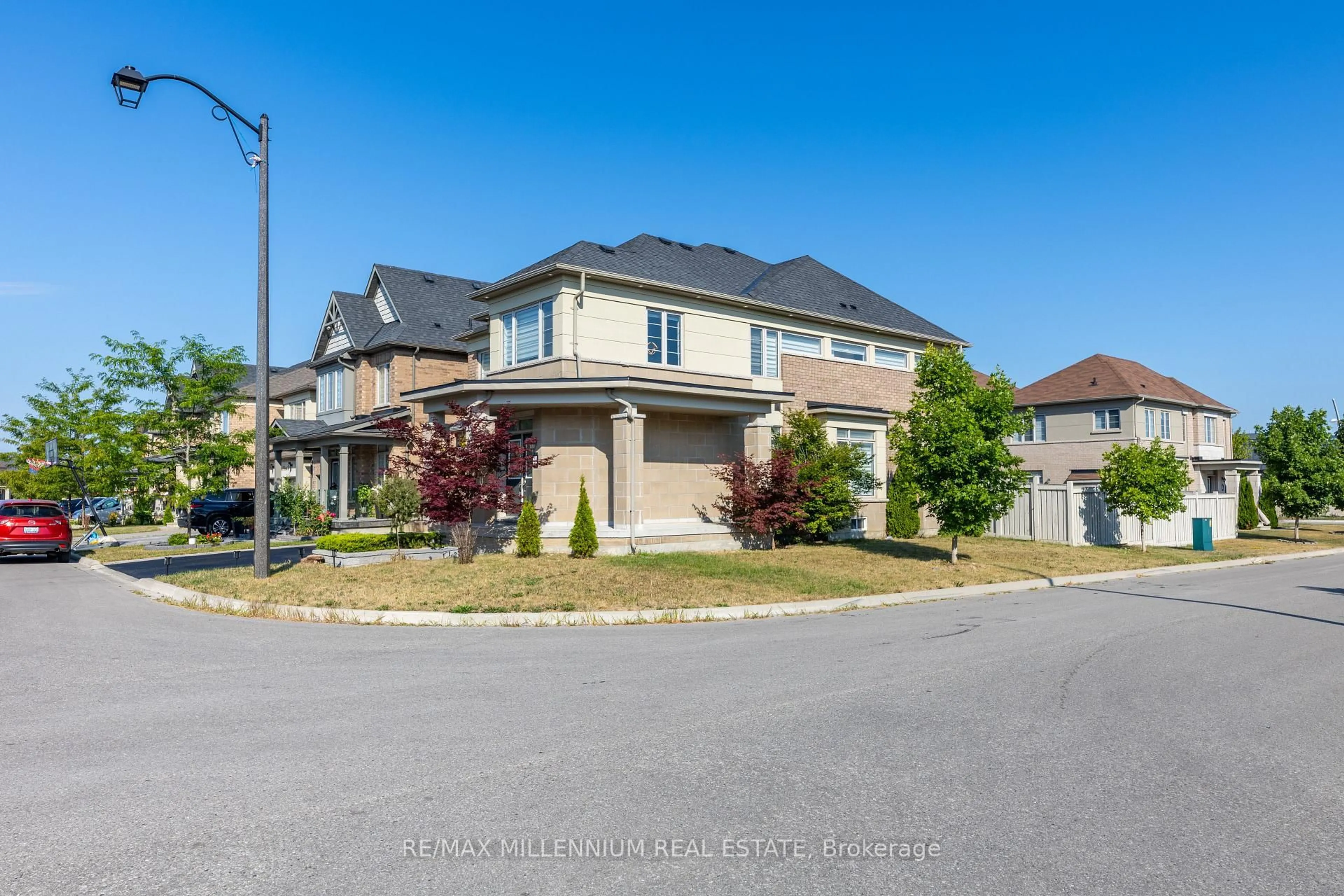 A pic from outside/outdoor area/front of a property/back of a property/a pic from drone, street for 40 Frederick Pearson St, East Gwillimbury Ontario L9N 0R8