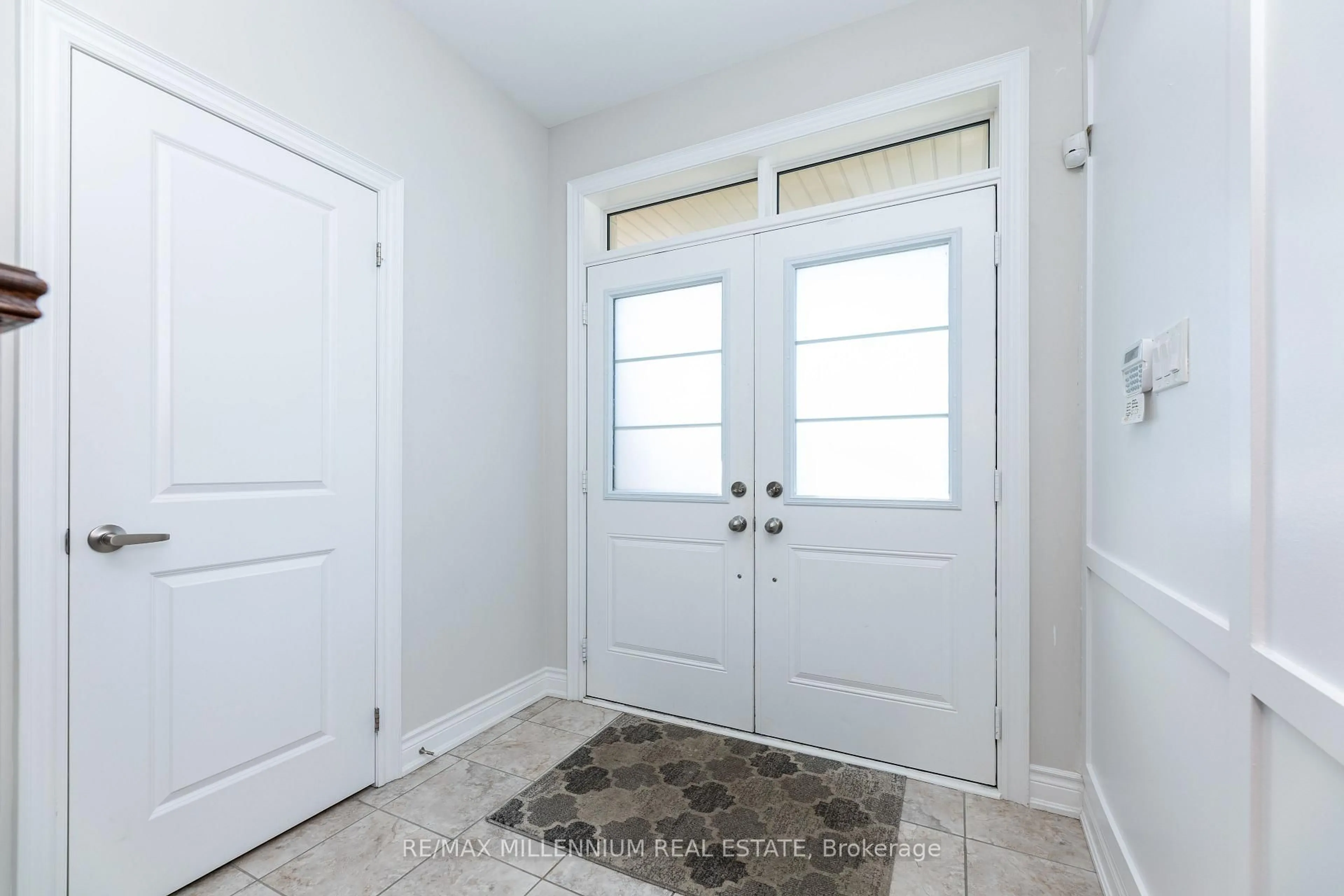 Indoor entryway for 40 Frederick Pearson St, East Gwillimbury Ontario L9N 0R8