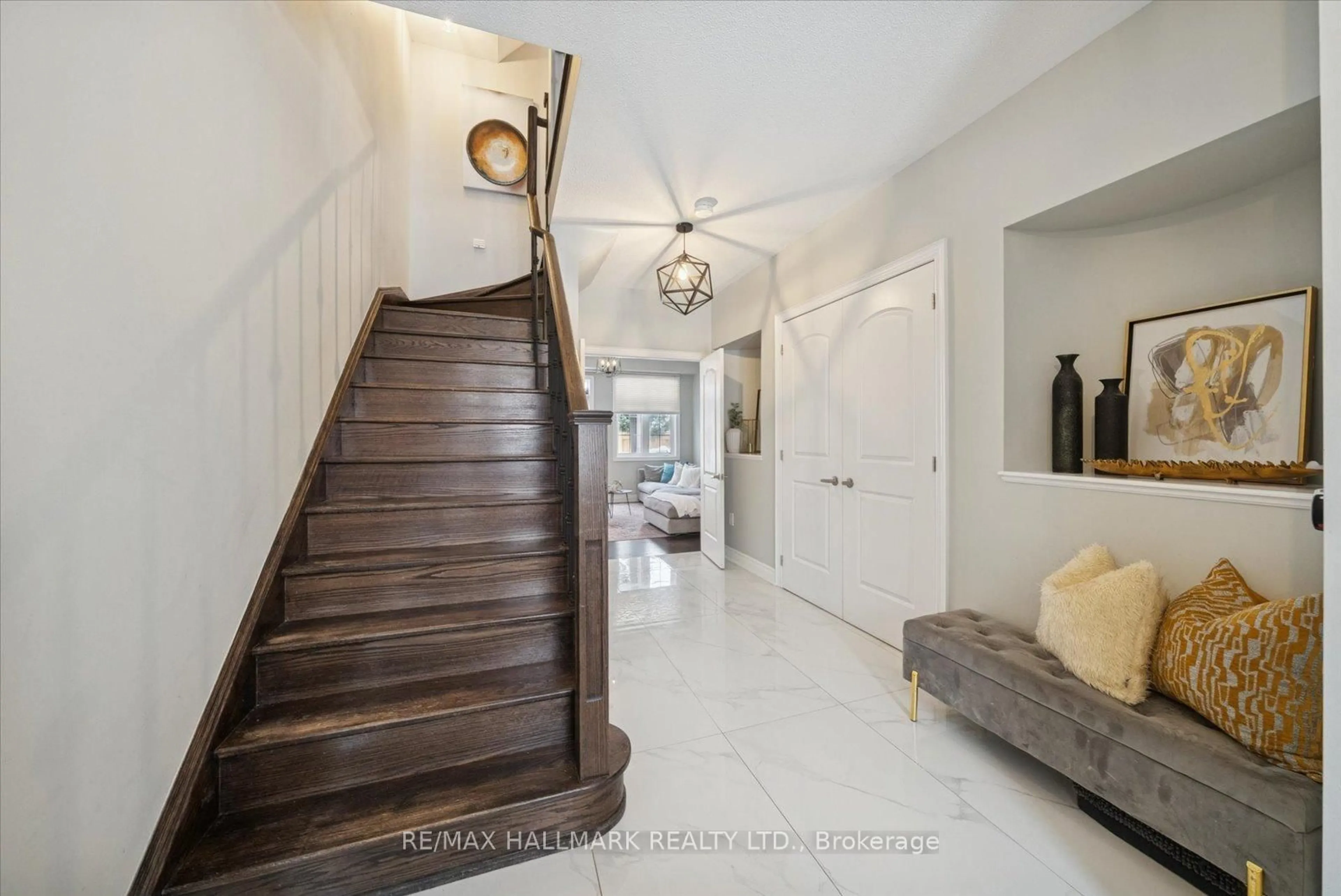 Indoor entryway for 62 Ruffle Lane, Richmond Hill Ontario L4E 0W3