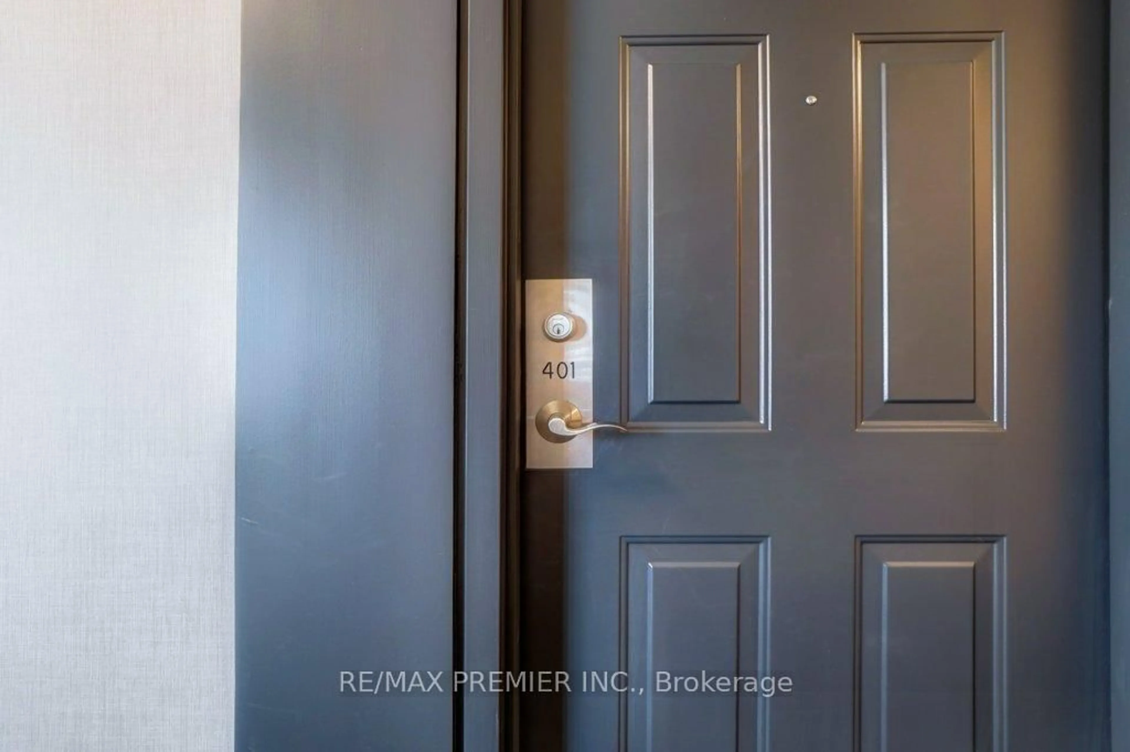 Indoor entryway for 160 Woodbridge Ave #401, Vaughan Ontario L4L 0B8