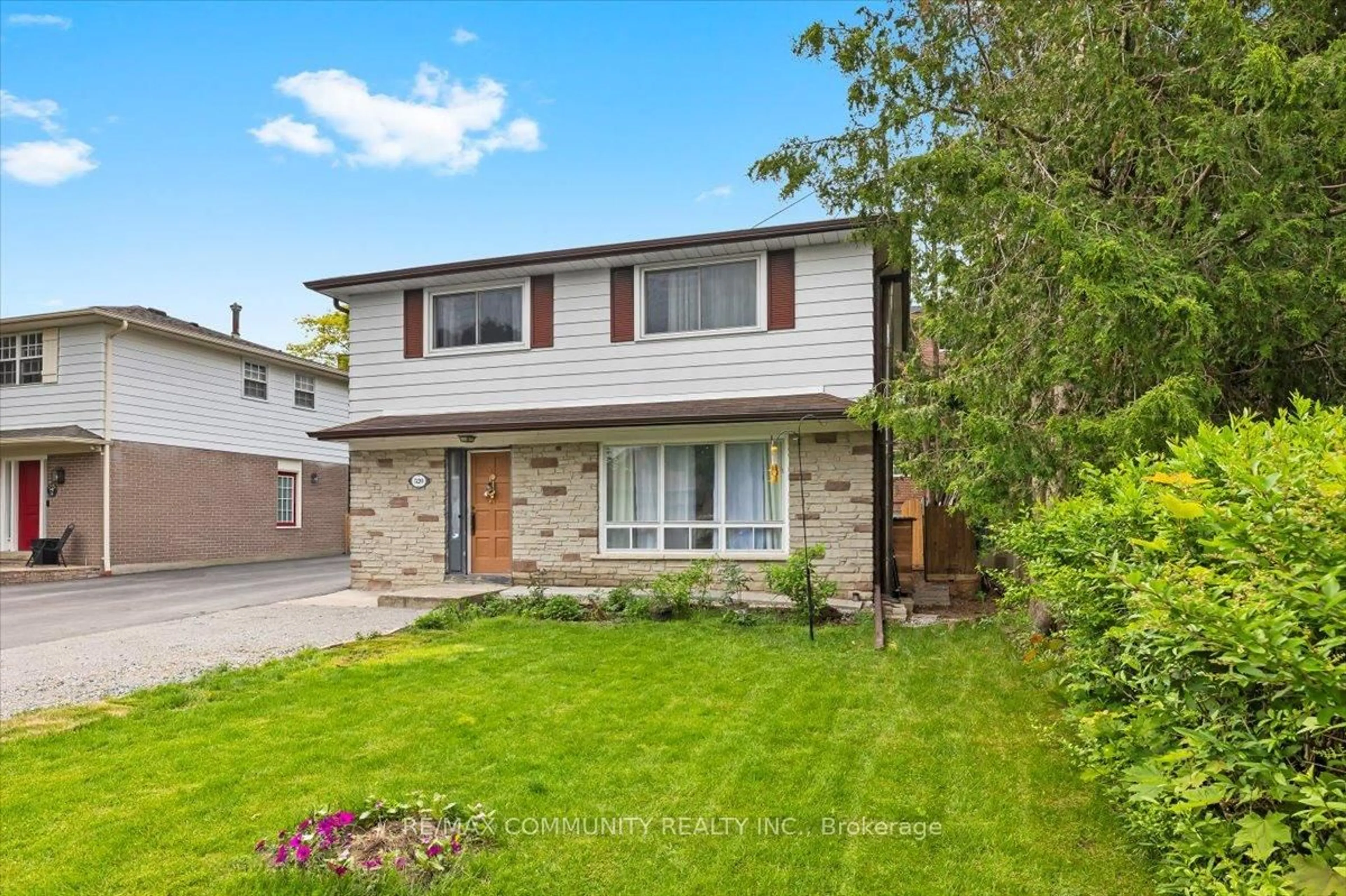 Home with brick exterior material, street for 520 Elm Rd, Whitchurch-Stouffville Ontario L4A 1W8