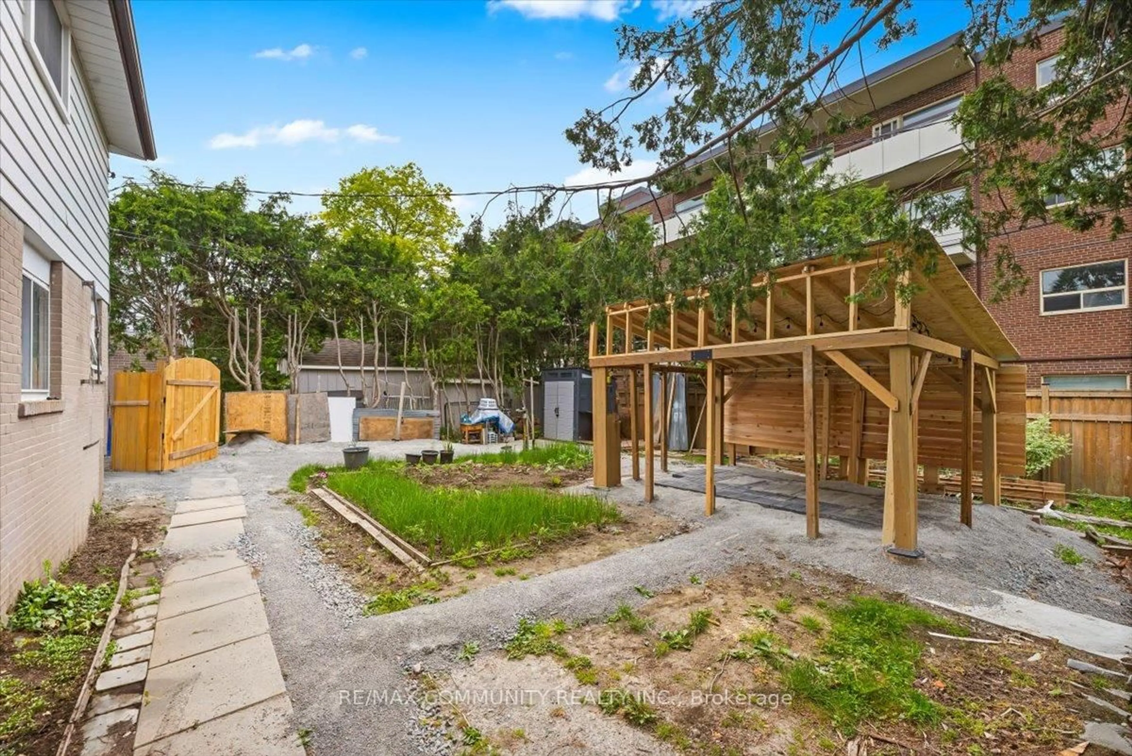 Patio, street for 520 Elm Rd, Whitchurch-Stouffville Ontario L4A 1W8