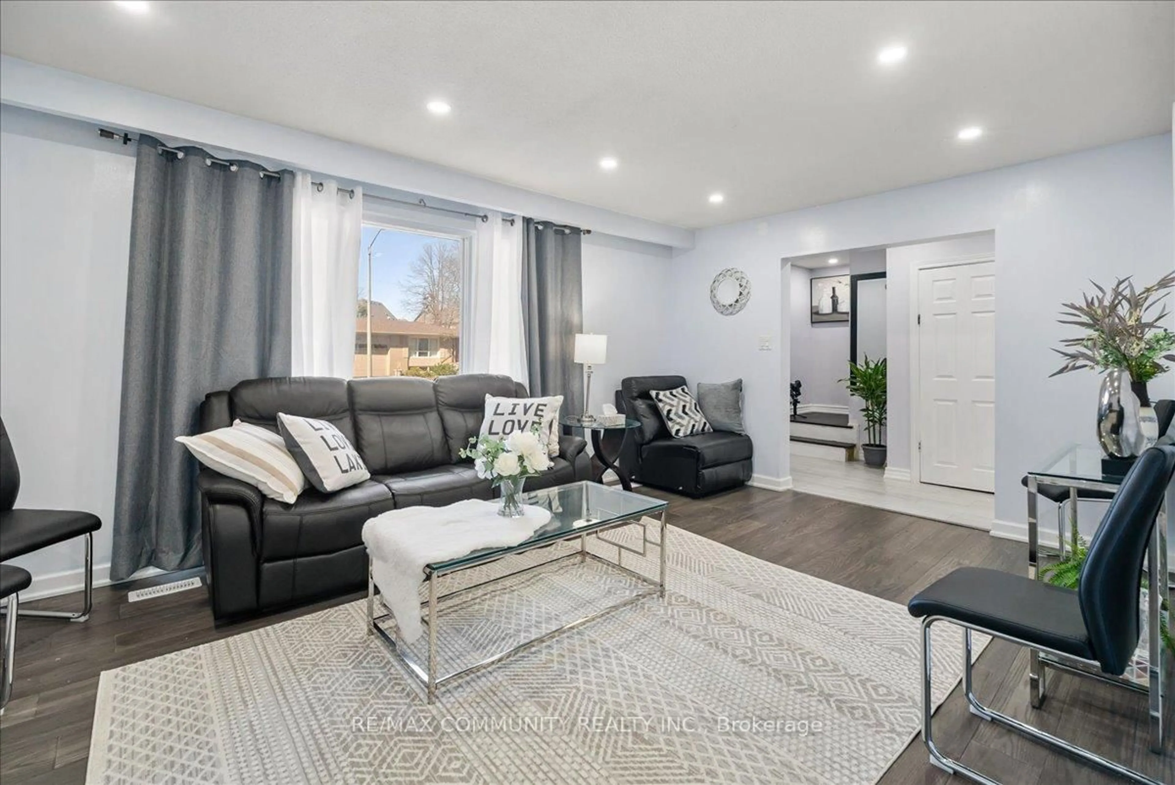 Living room with furniture, unknown for 520 Elm Rd, Whitchurch-Stouffville Ontario L4A 1W8