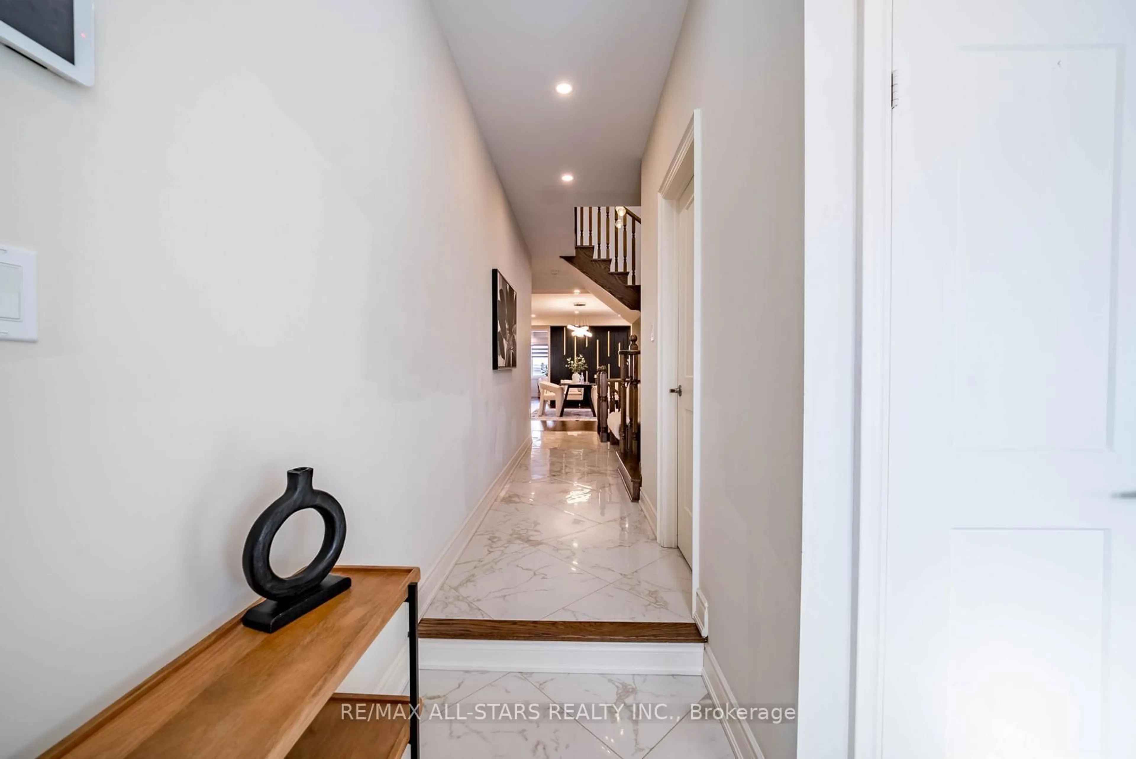 Indoor foyer for 170 Fallharvest Way, Whitchurch-Stouffville Ontario L4A 5A2