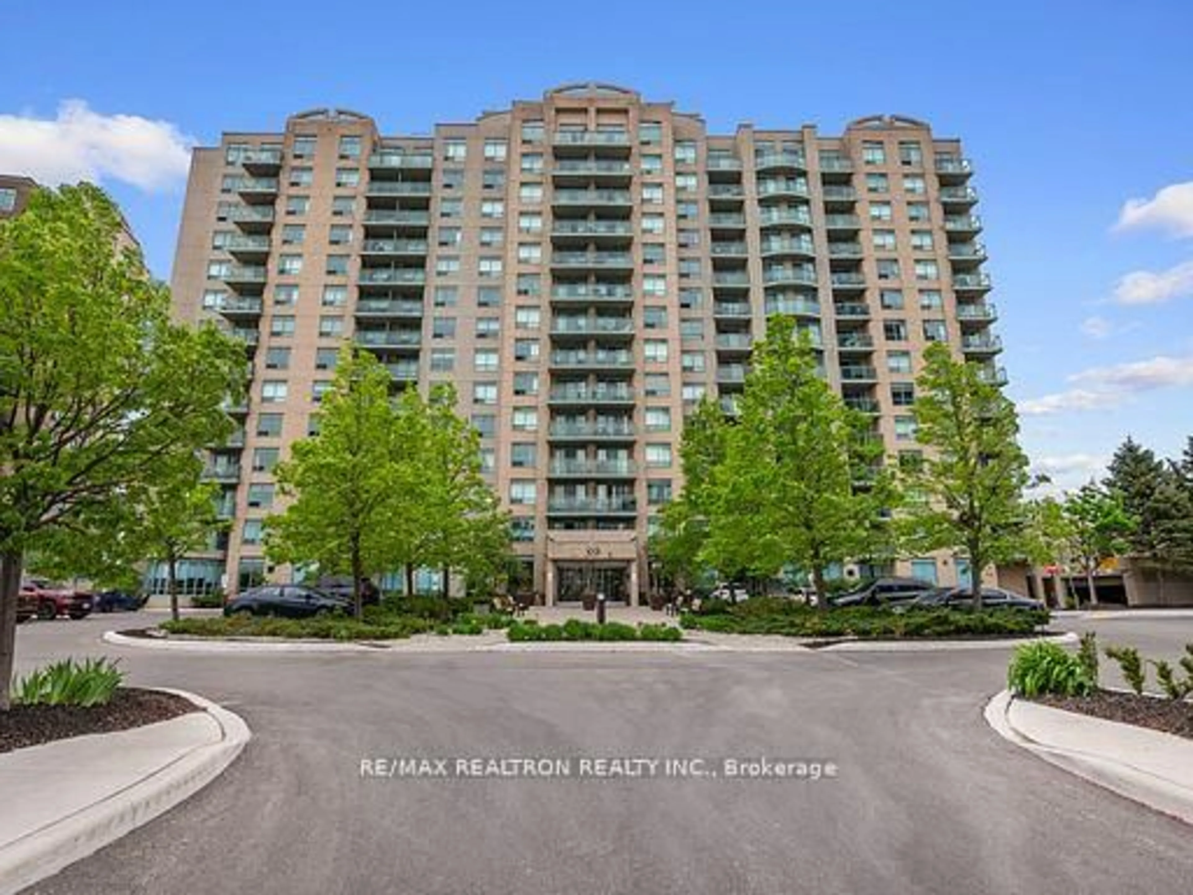 Indoor foyer for 39 Oneida Cres #720, Richmond Hill Ontario L4B 4T9