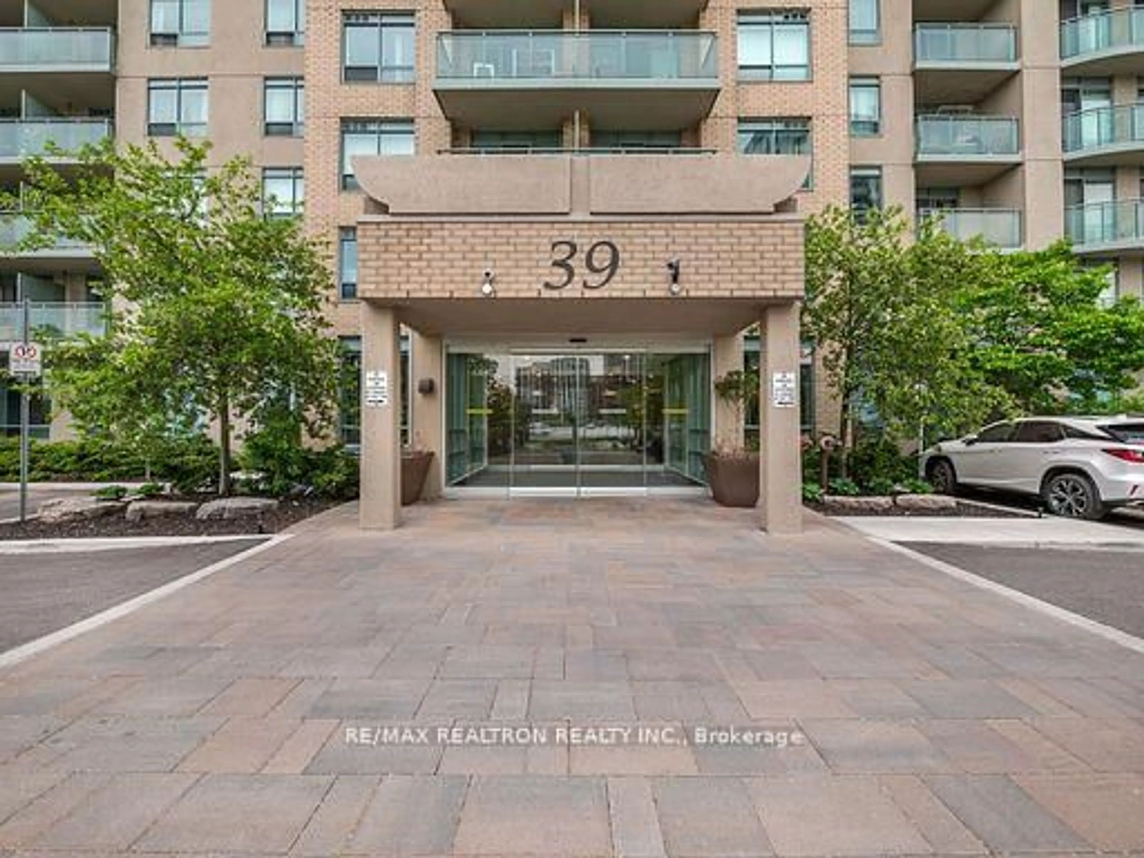 Indoor foyer for 39 Oneida Cres #720, Richmond Hill Ontario L4B 4T9