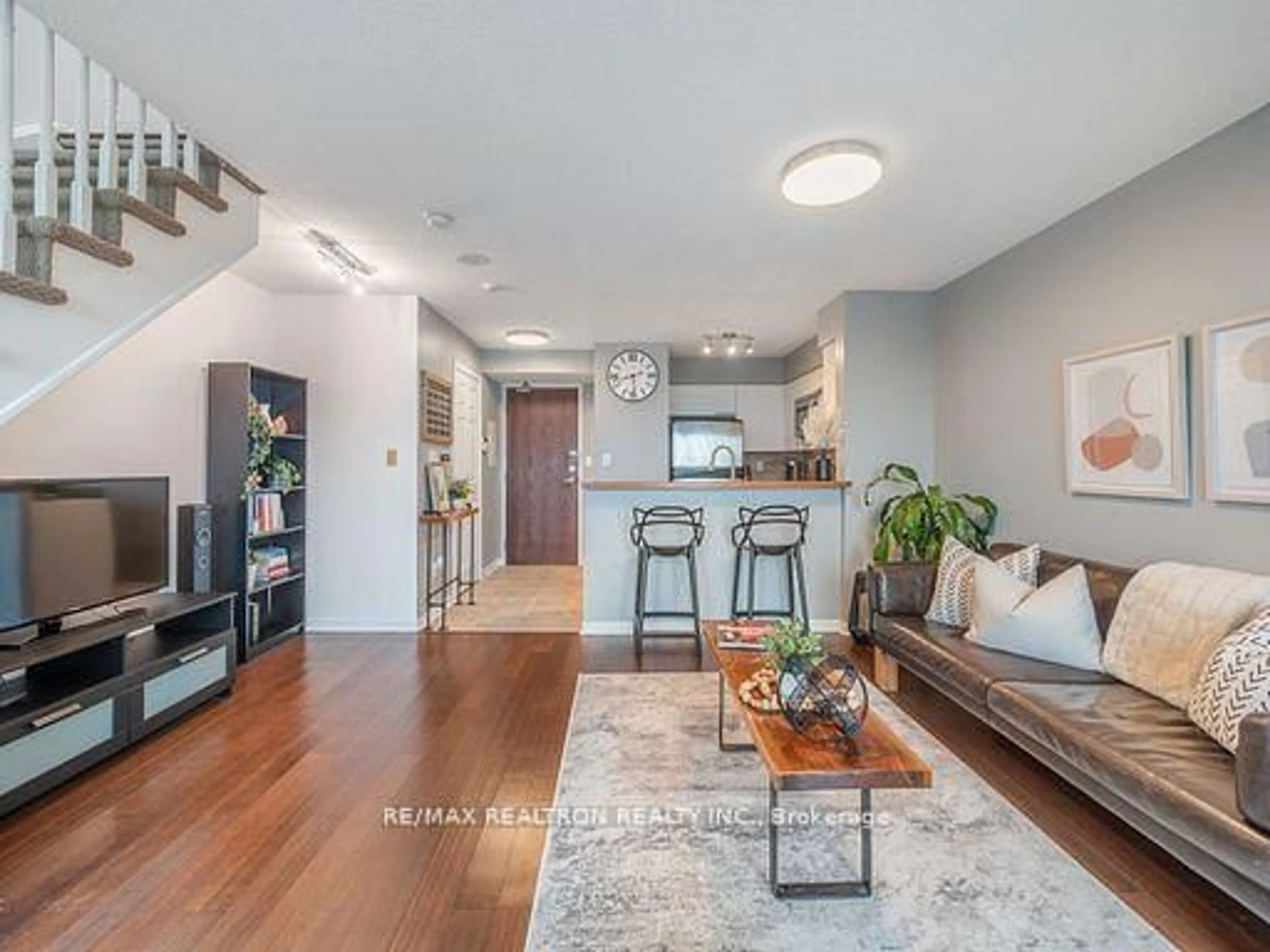 Living room with furniture, wood/laminate floor for 39 Oneida Cres #720, Richmond Hill Ontario L4B 4T9