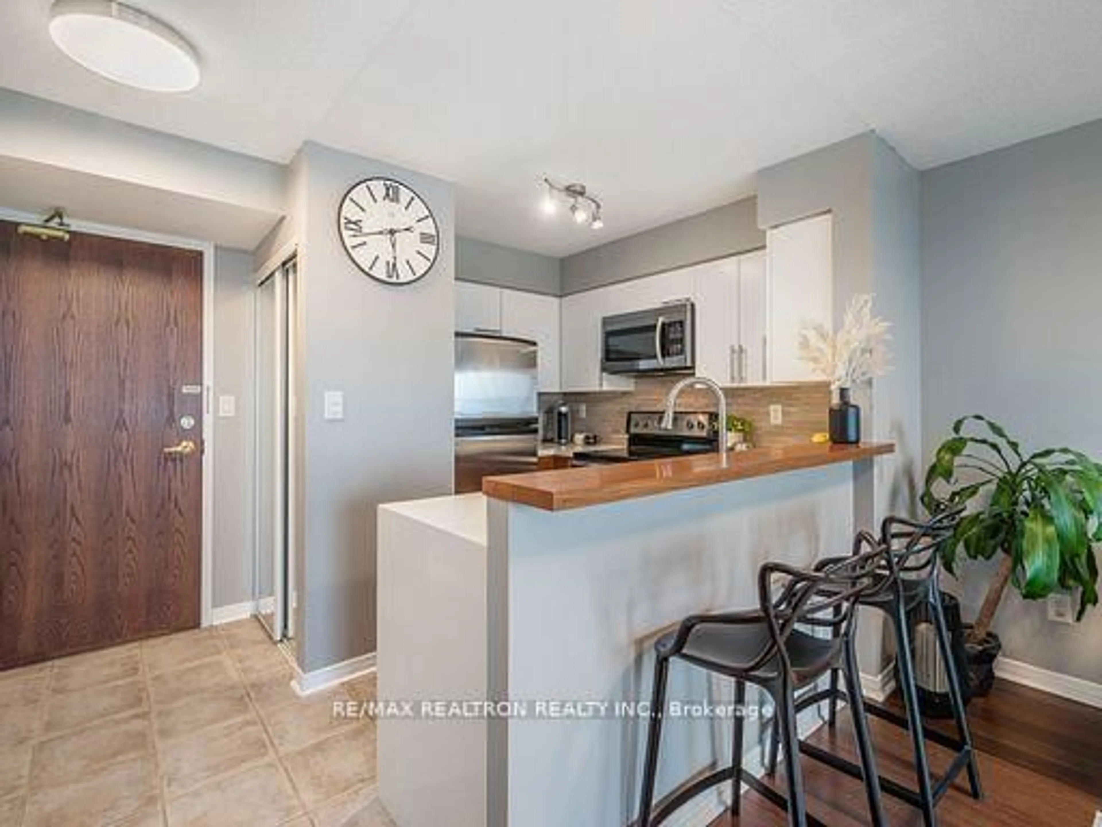 Open concept kitchen, ceramic/tile floor for 39 Oneida Cres #720, Richmond Hill Ontario L4B 4T9