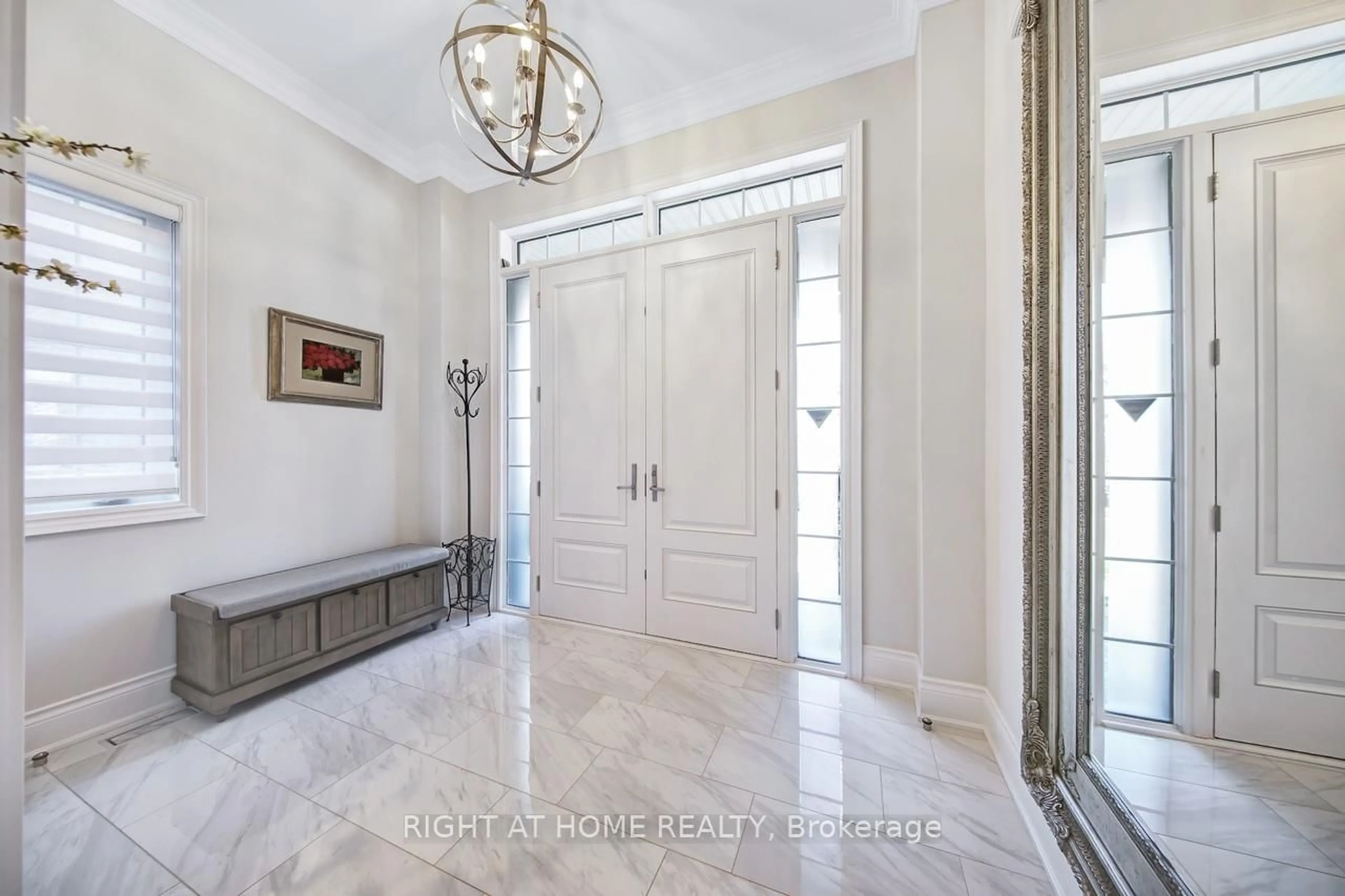 Indoor entryway for 38 Menotti Dr, Richmond Hill Ontario L4E 1G6