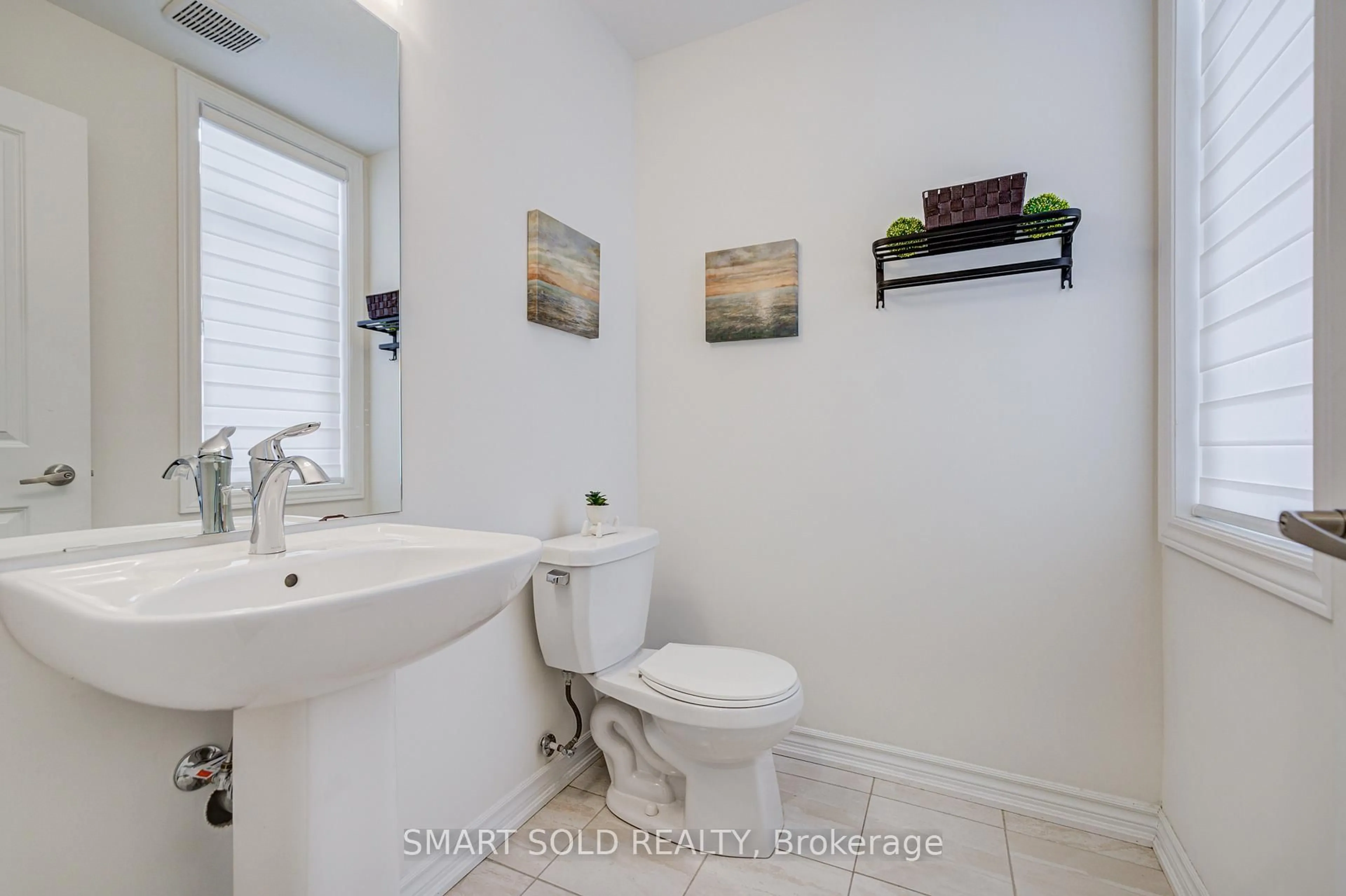 Standard bathroom, ceramic/tile floor for 117 Ferragine Cres, Bradford West Gwillimbury Ontario L3Z 4K2