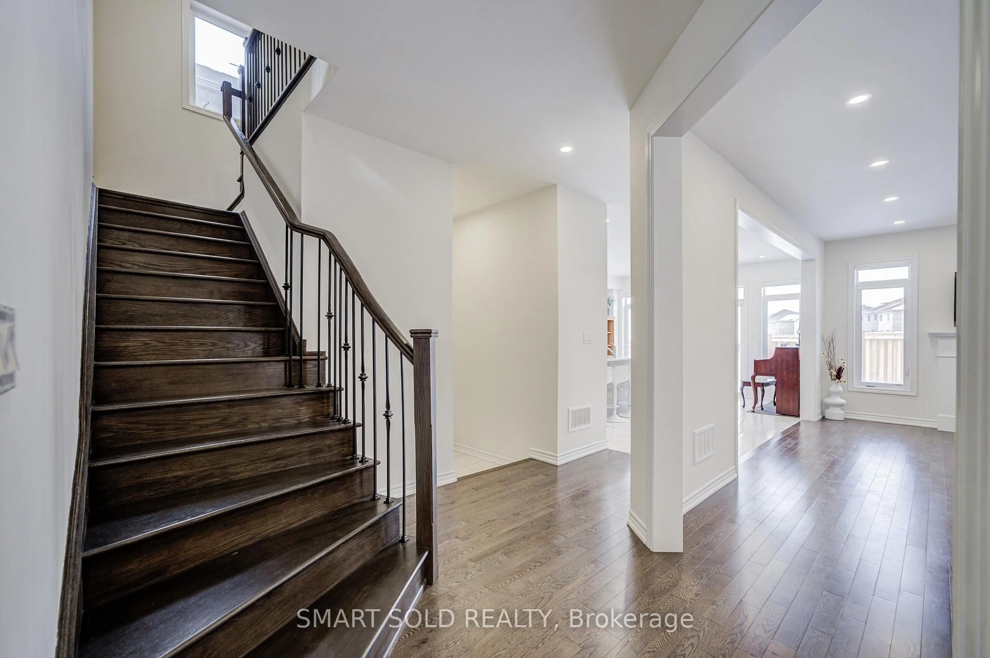 Indoor entryway for 117 Ferragine Cres, Bradford West Gwillimbury Ontario L3Z 4K2