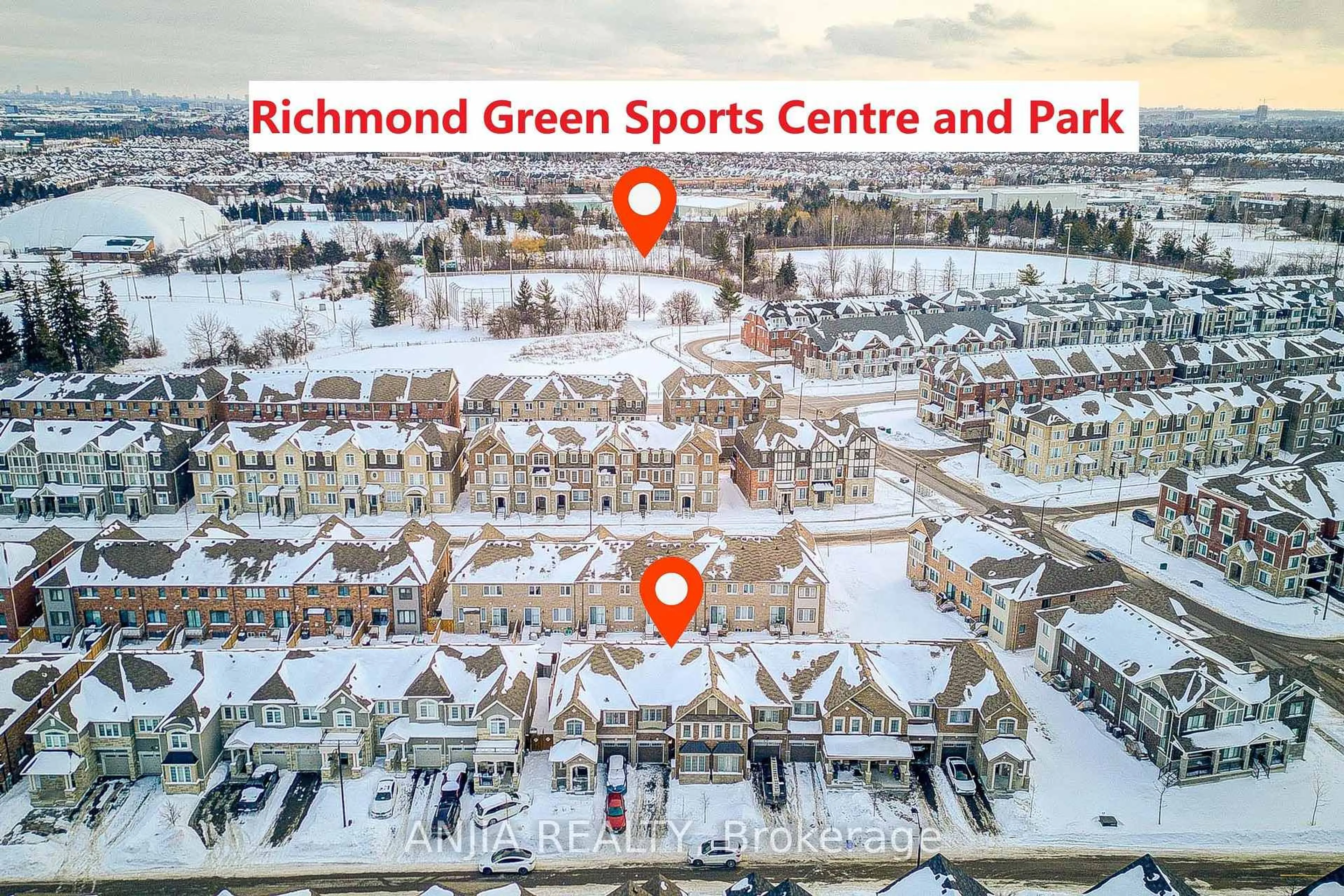 A pic from outside/outdoor area/front of a property/back of a property/a pic from drone, street for 33 Ness Dr, Richmond Hill Ontario L4S 0J8