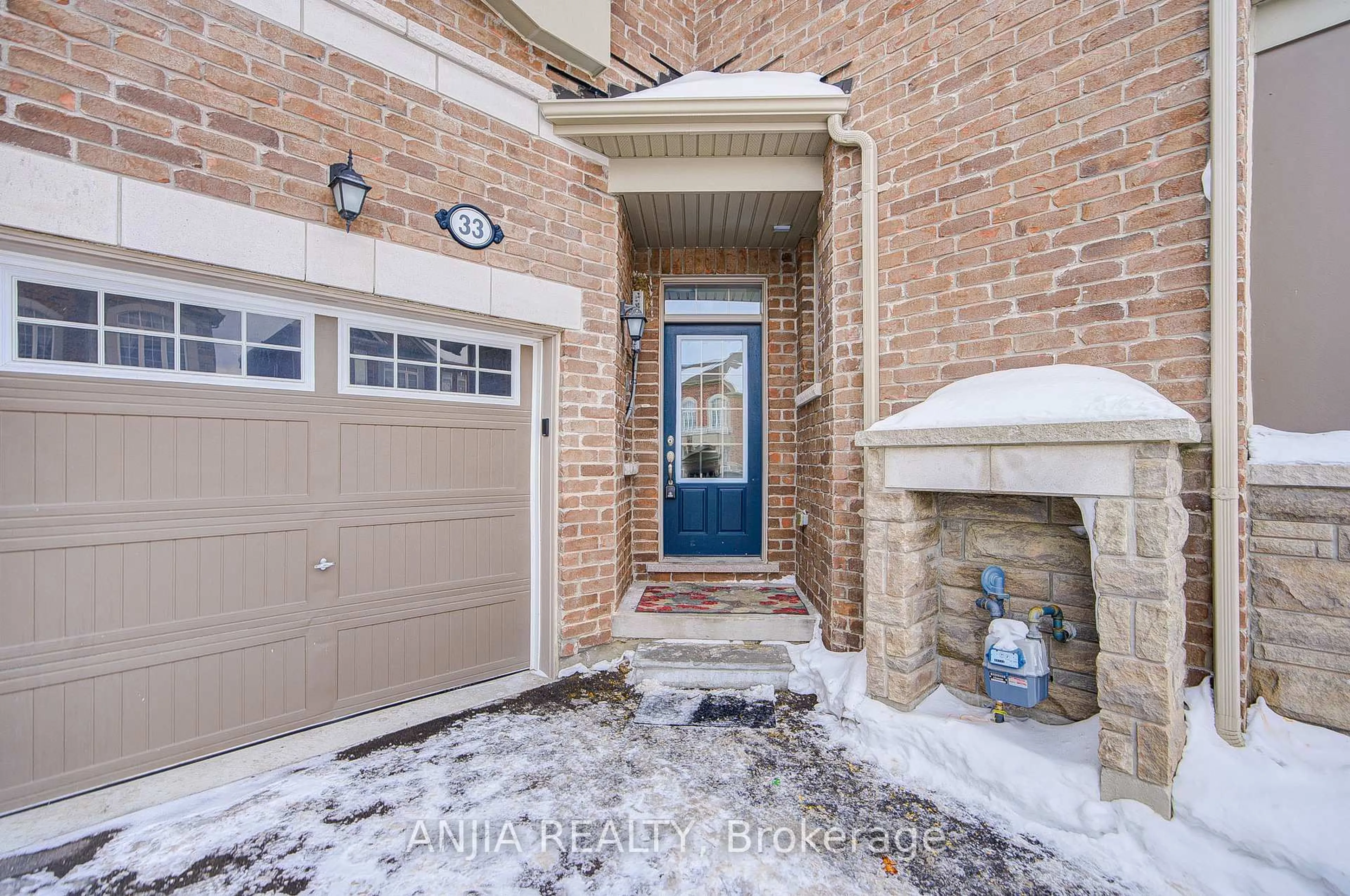 Indoor entryway for 33 Ness Dr, Richmond Hill Ontario L4S 0J8