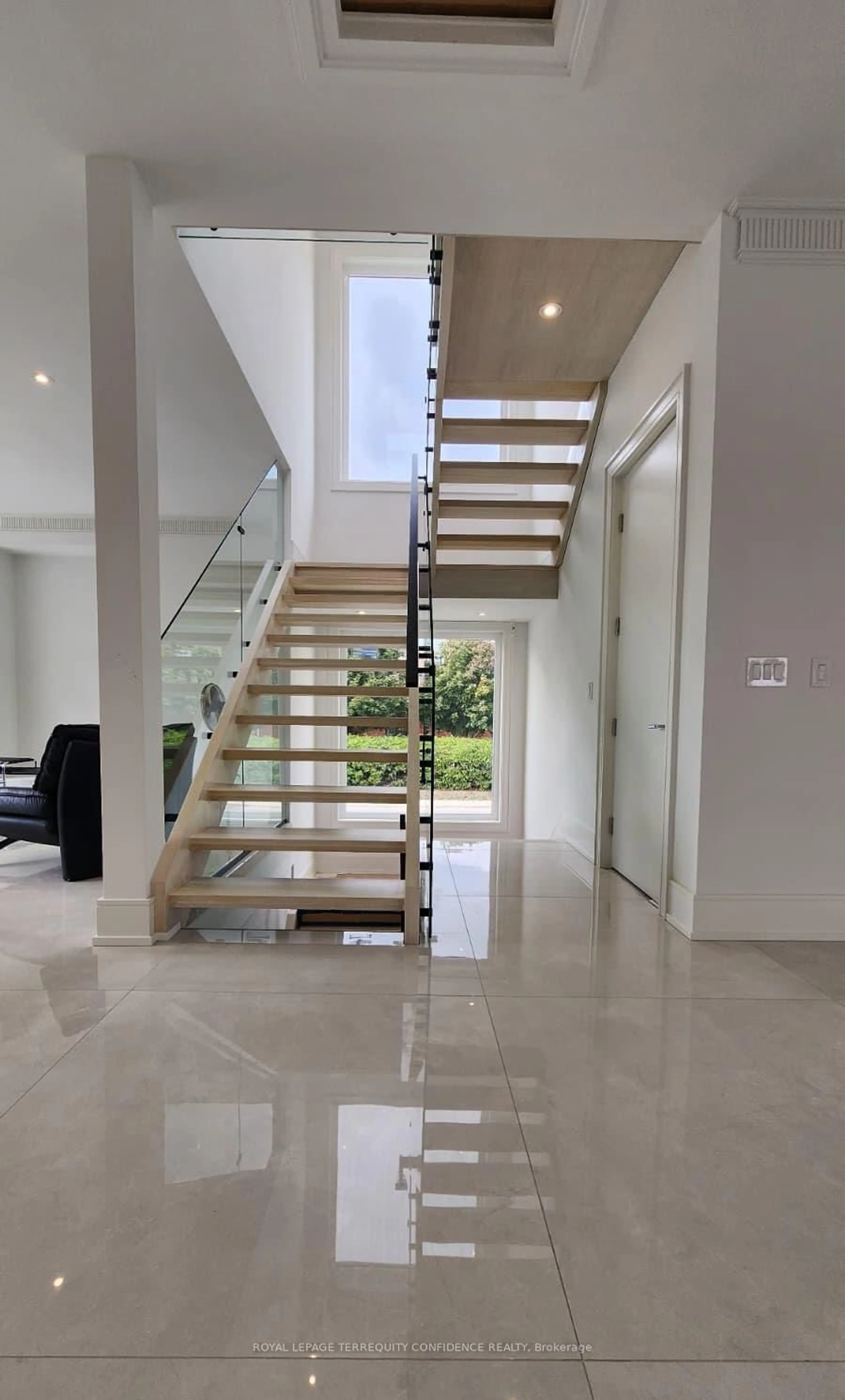 Stairs for 85 Crestwood Rd, Vaughan Ontario L4J 1A4