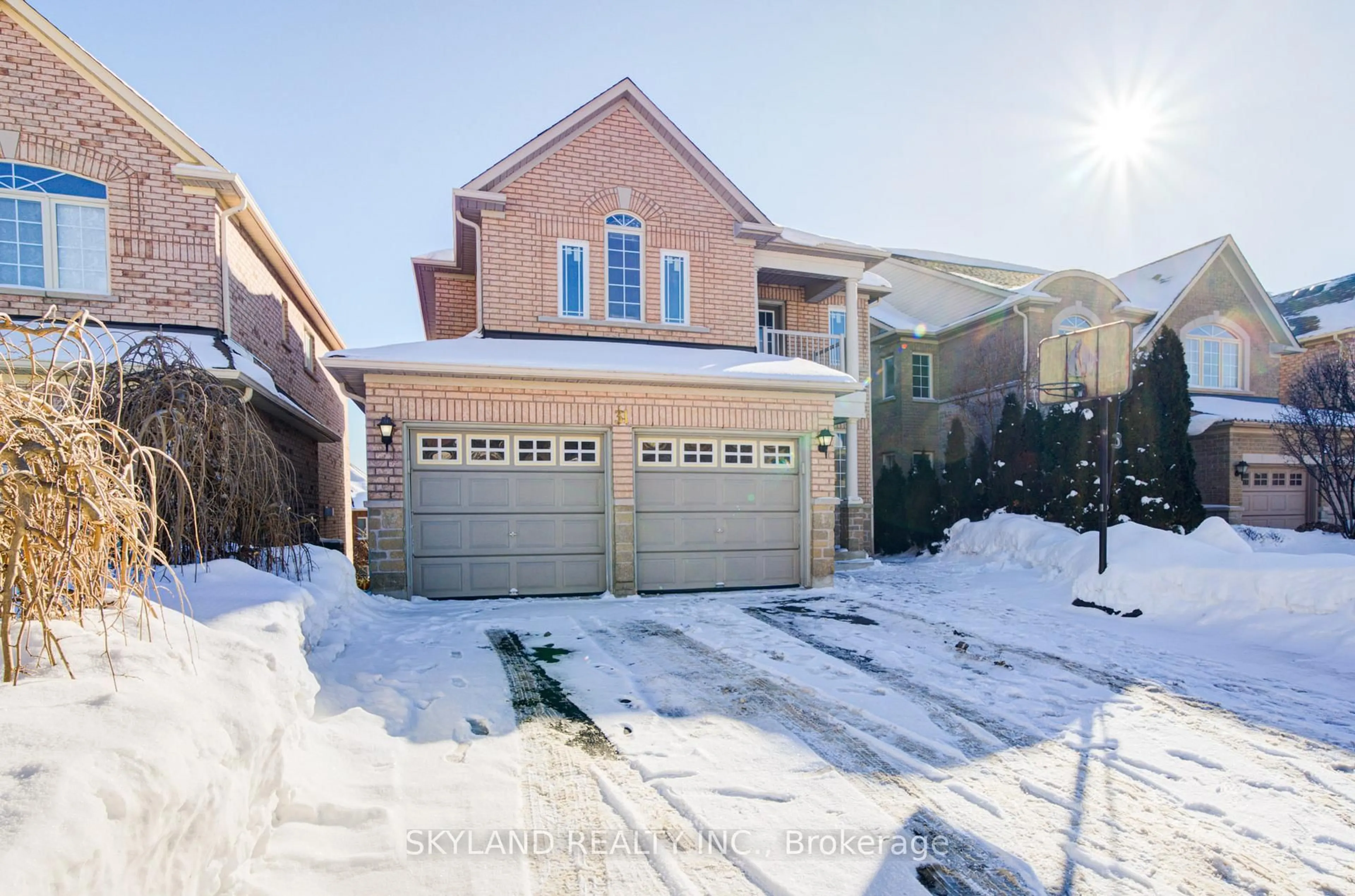 A pic from outside/outdoor area/front of a property/back of a property/a pic from drone, street for 31 Misty Well Dr, Richmond Hill Ontario L4E 4J5