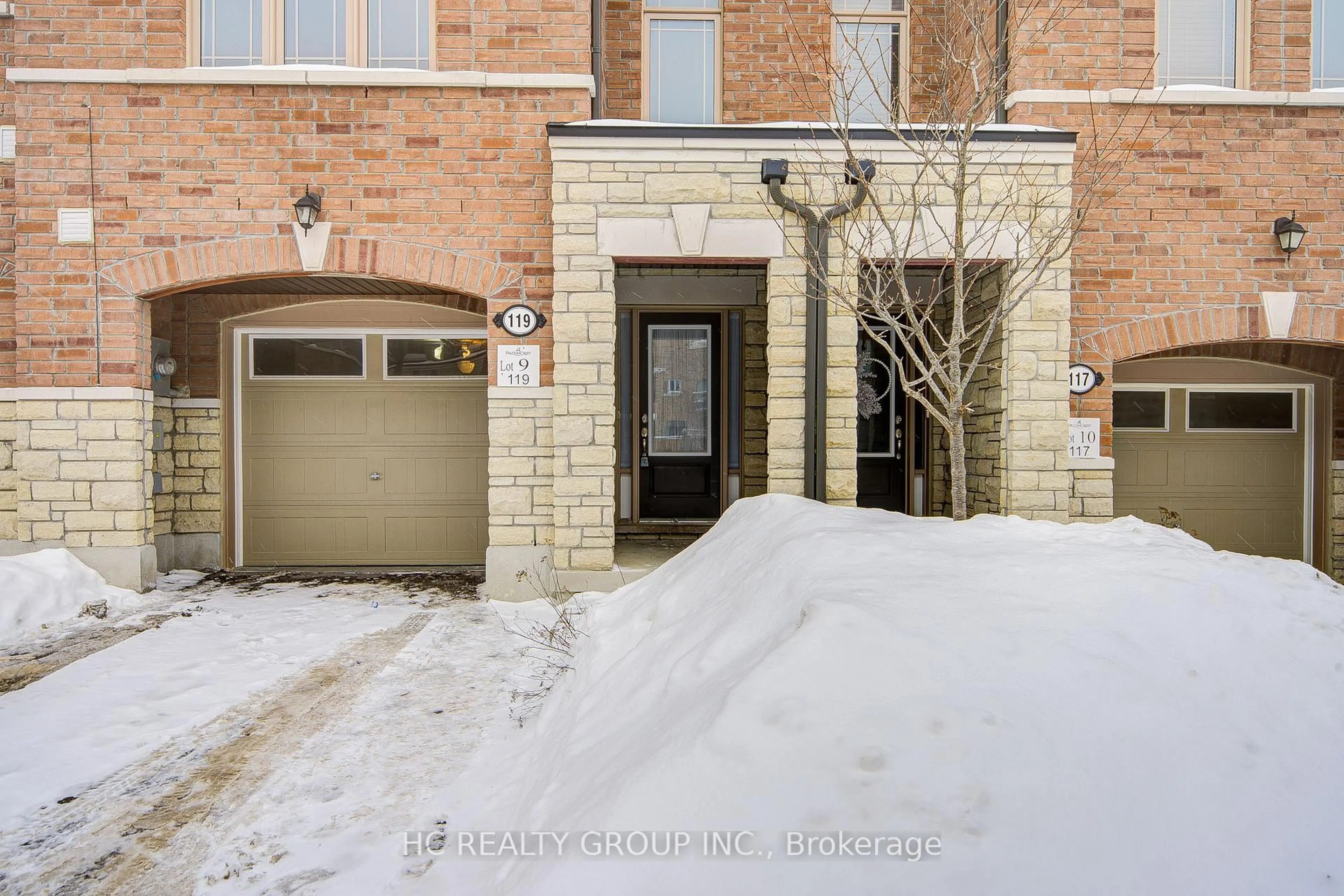 Indoor entryway for 119 Gordon Circ, Newmarket Ontario L3Y 0C9