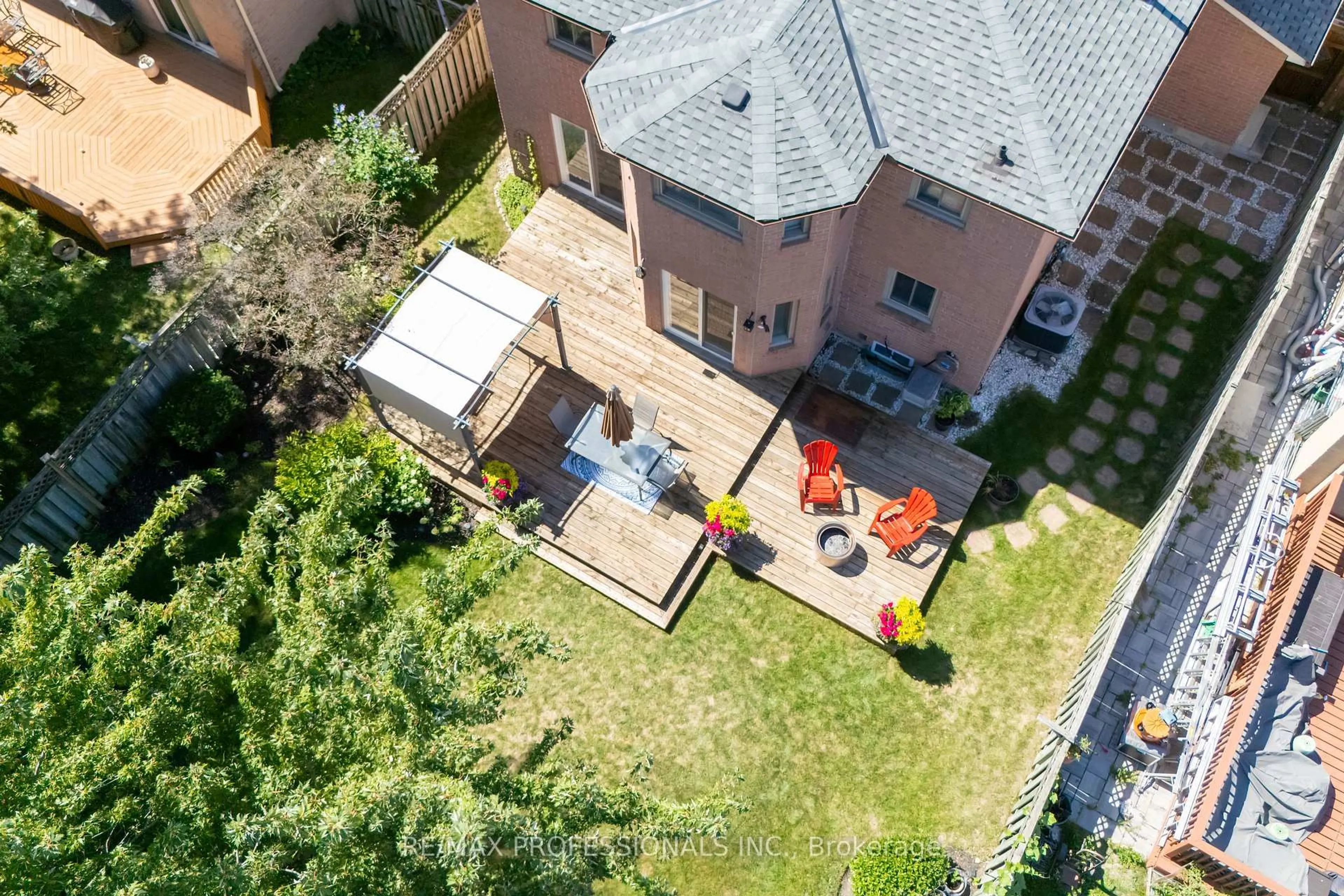 A pic from outside/outdoor area/front of a property/back of a property/a pic from drone, street for 25 Sawyer Cres, Markham Ontario L3P 5T8