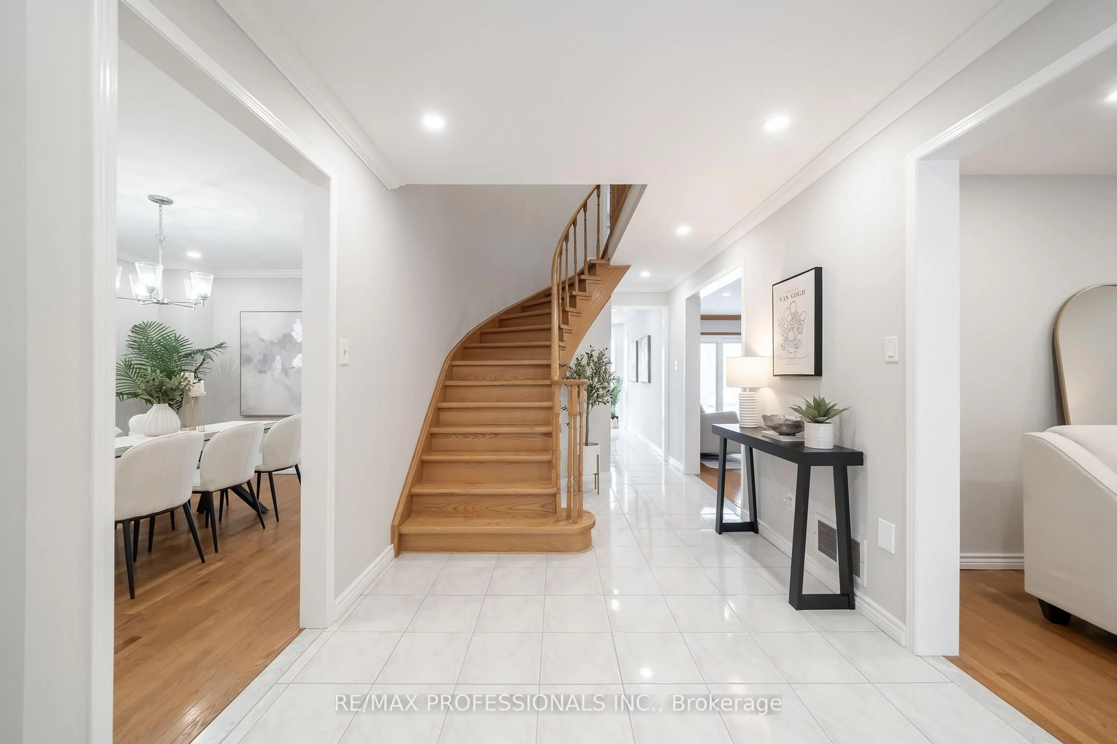 Indoor foyer for 25 Sawyer Cres, Markham Ontario L3P 5T8