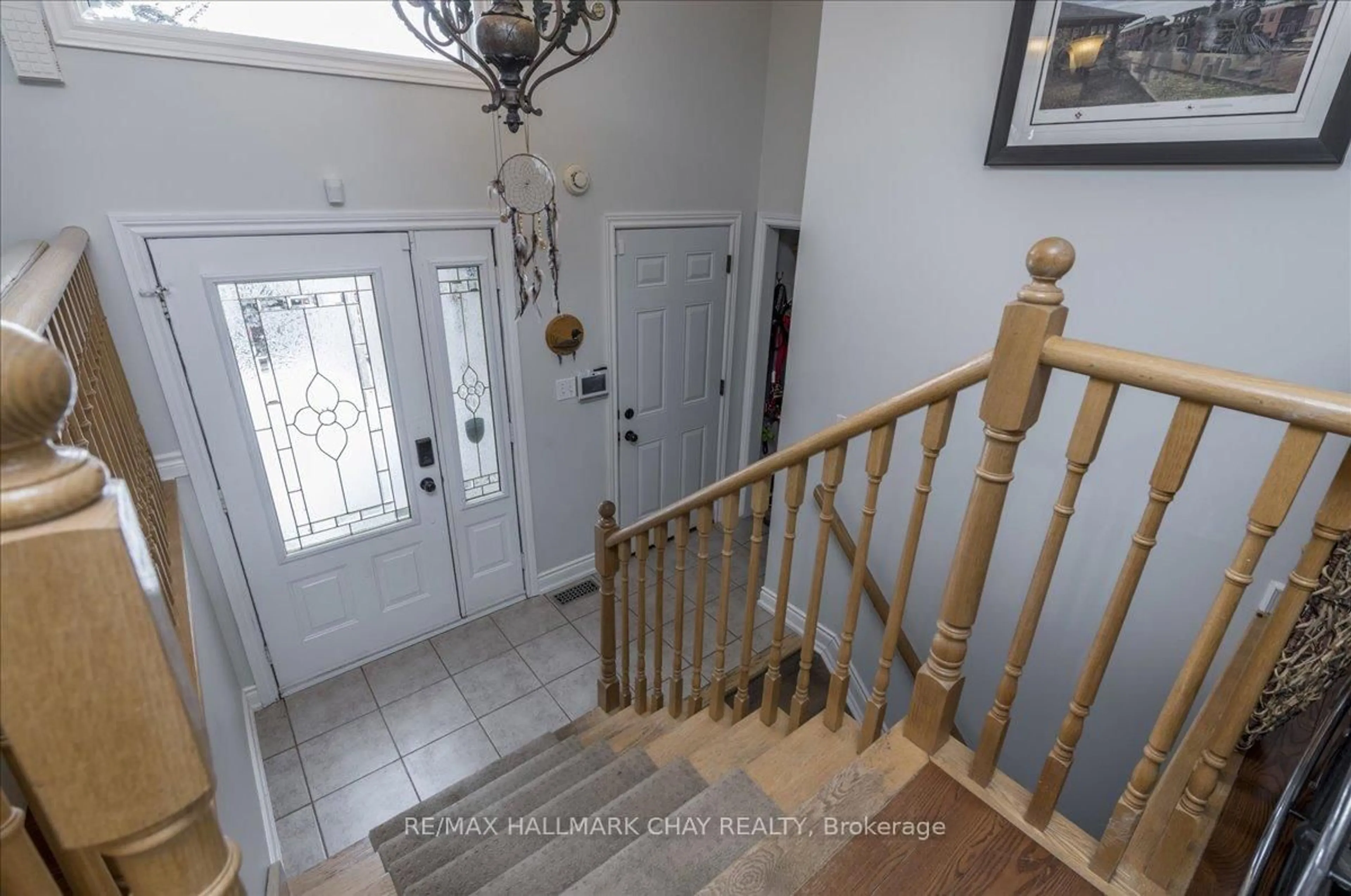 Indoor foyer for 2 Mancini Dr, Essa Ontario L3W 0A6