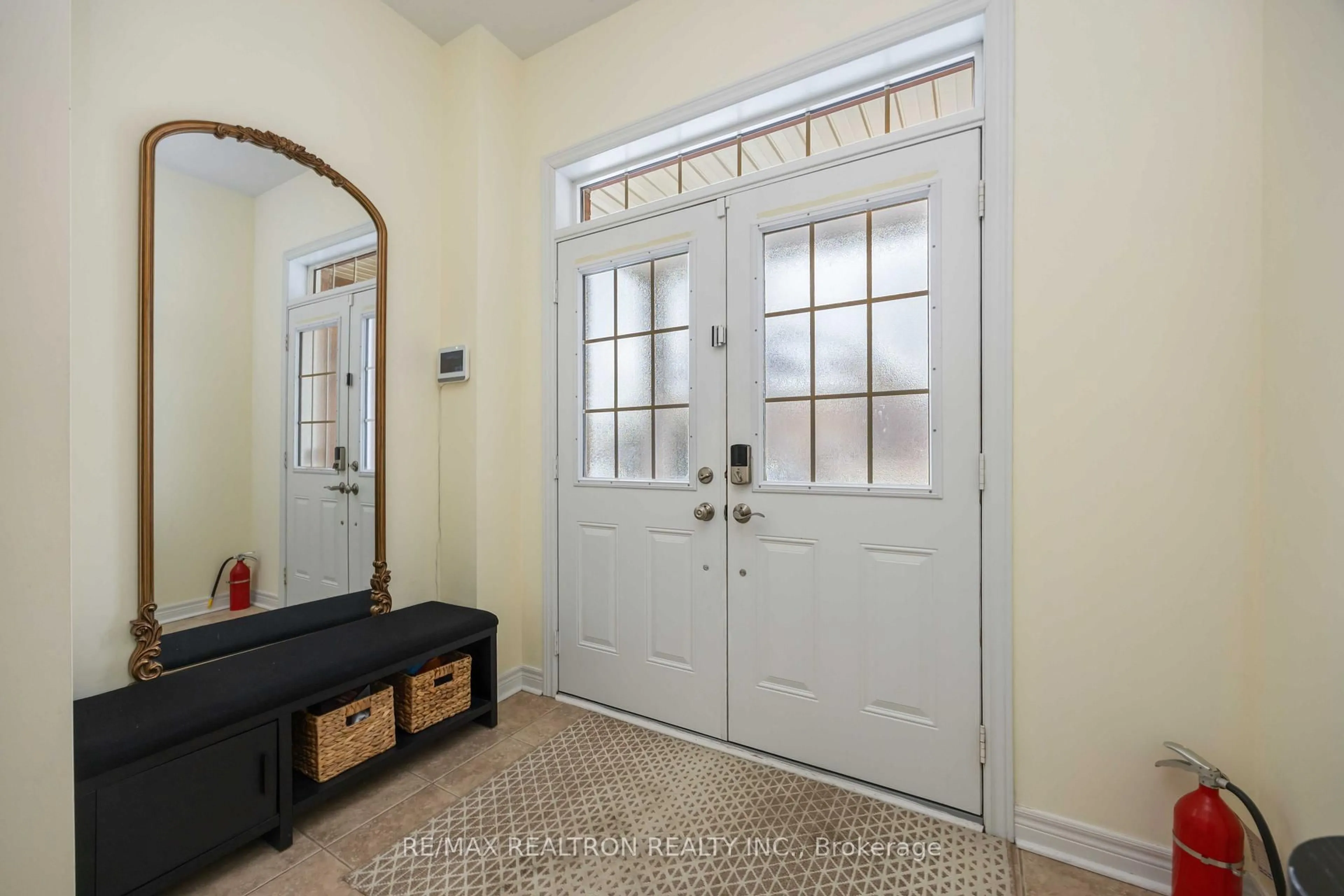 Indoor entryway for 10 White Spruce Cres, Vaughan Ontario L6A 4B7