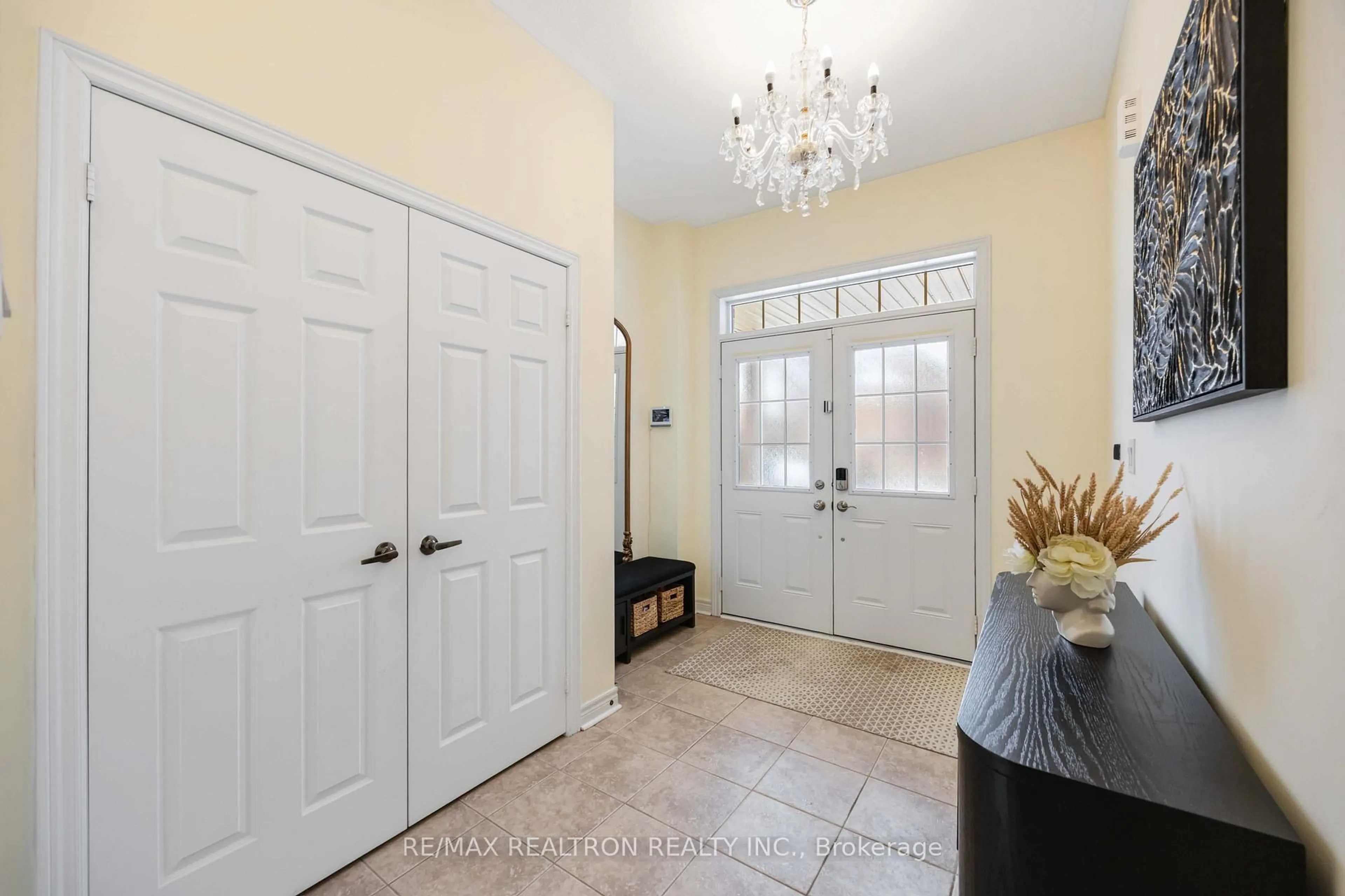 Indoor entryway for 10 White Spruce Cres, Vaughan Ontario L6A 4B7
