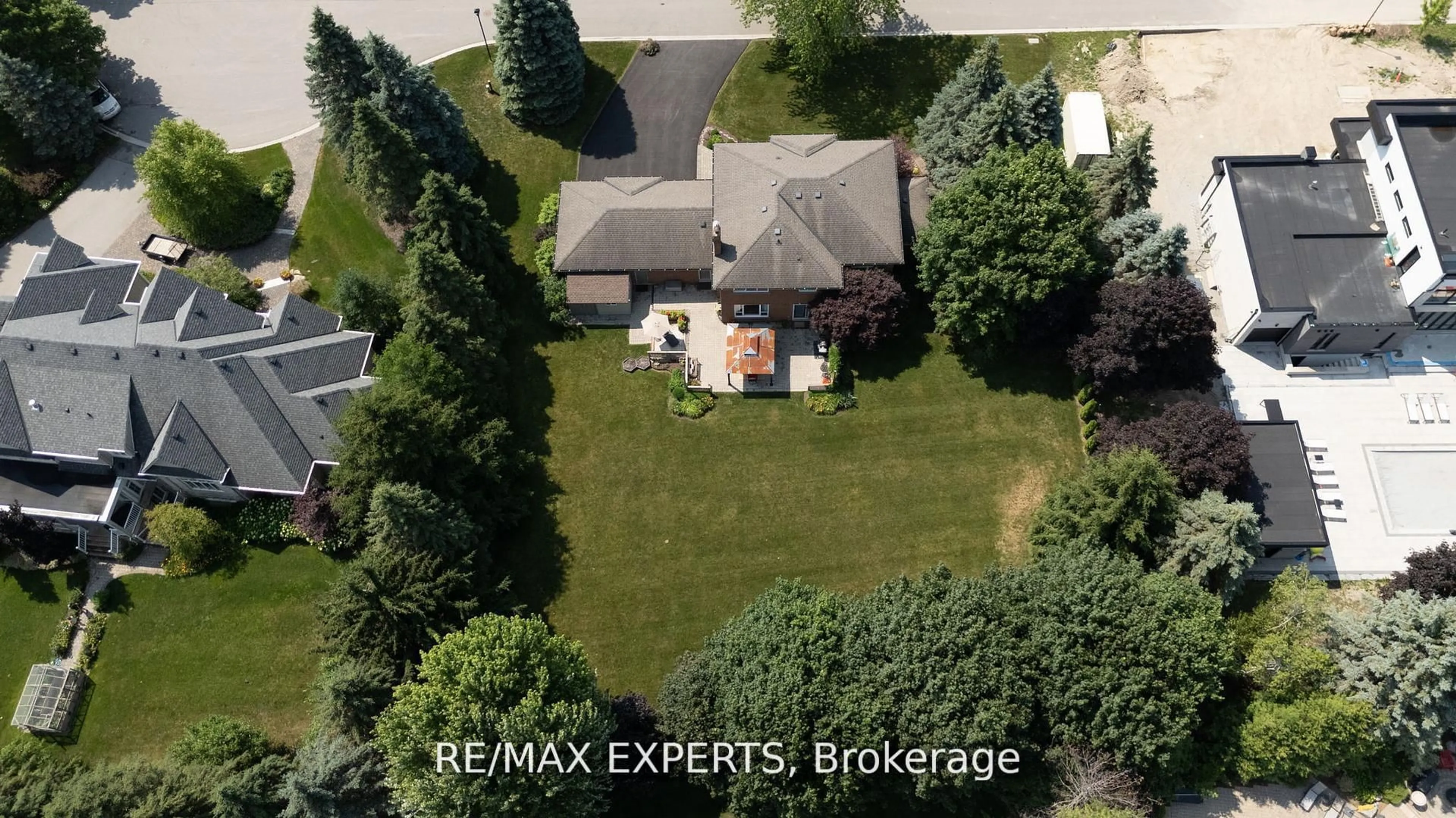 A pic from outside/outdoor area/front of a property/back of a property/a pic from drone, street for 10 Kehoe Crt, King Ontario L0G 1N0