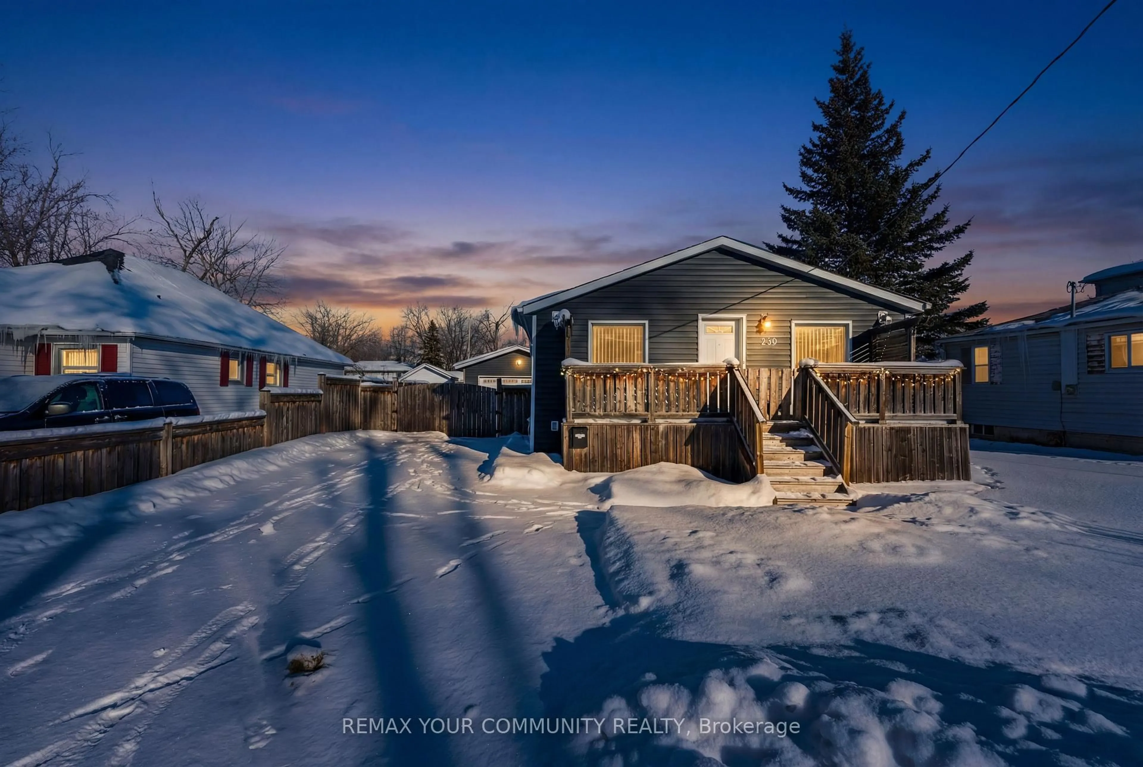 A pic from outside/outdoor area/front of a property/back of a property/a pic from drone, street for 320 Pasadena Dr, Georgina Ontario L4P 2E3