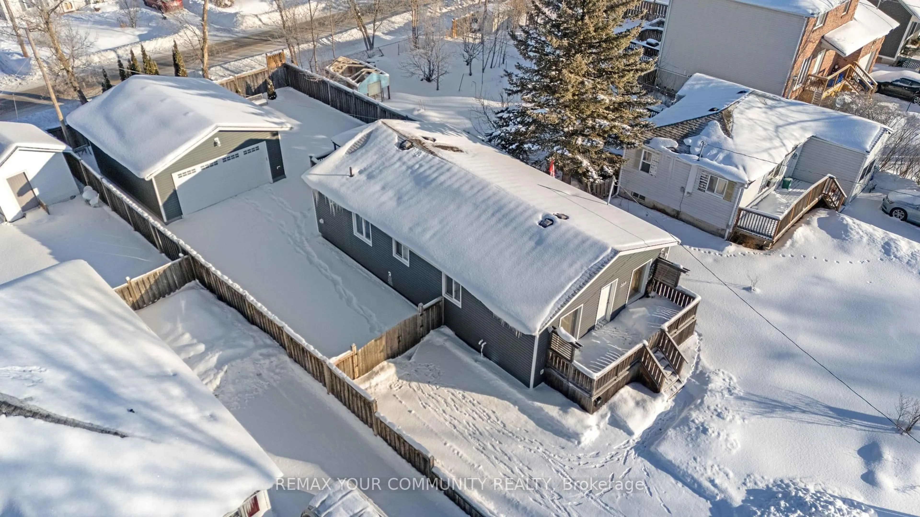 A pic from outside/outdoor area/front of a property/back of a property/a pic from drone, street for 320 Pasadena Dr, Georgina Ontario L4P 2Z3