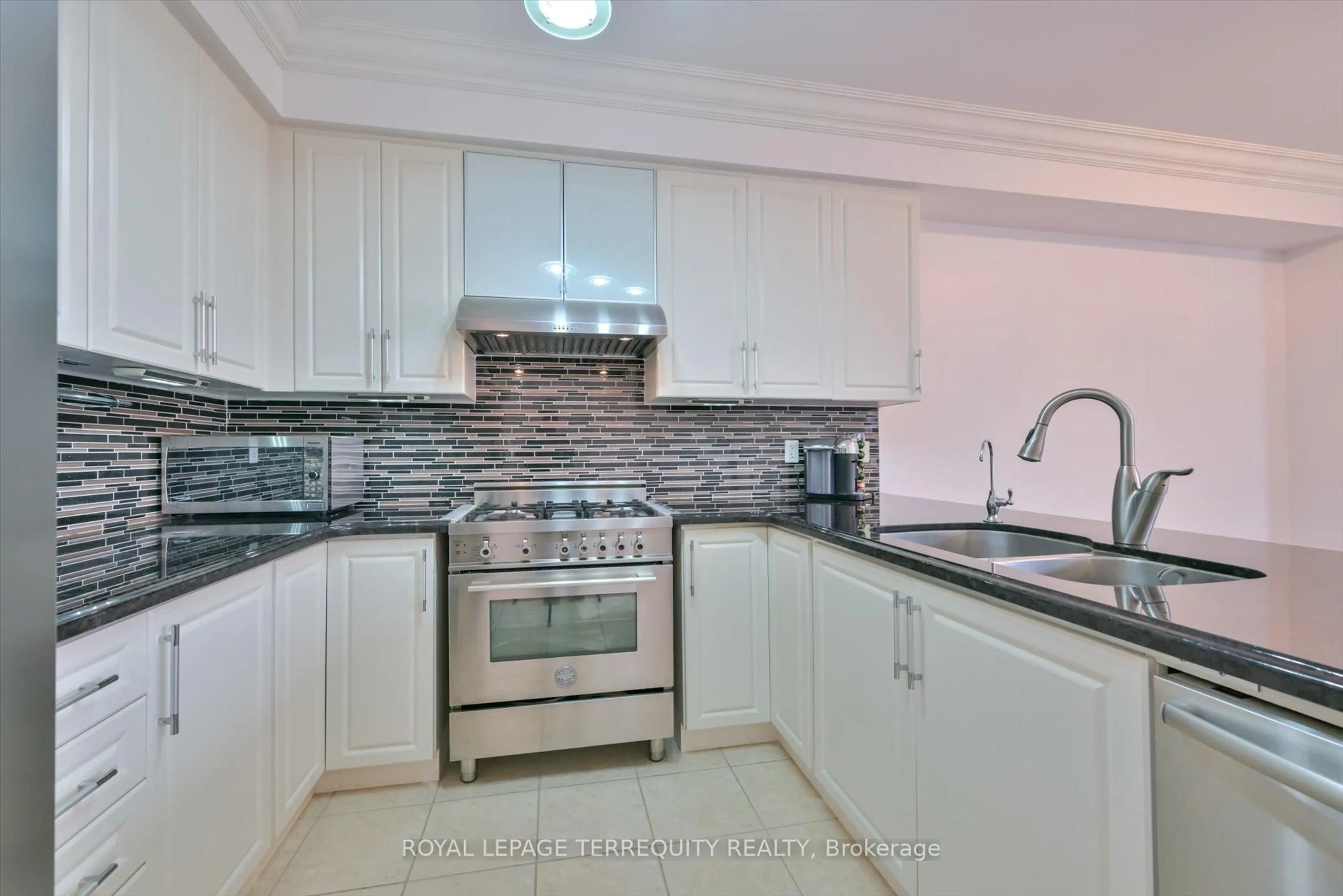 Standard kitchen, unknown for 10461 Woodbine Ave, Markham Ontario L6C 0K4