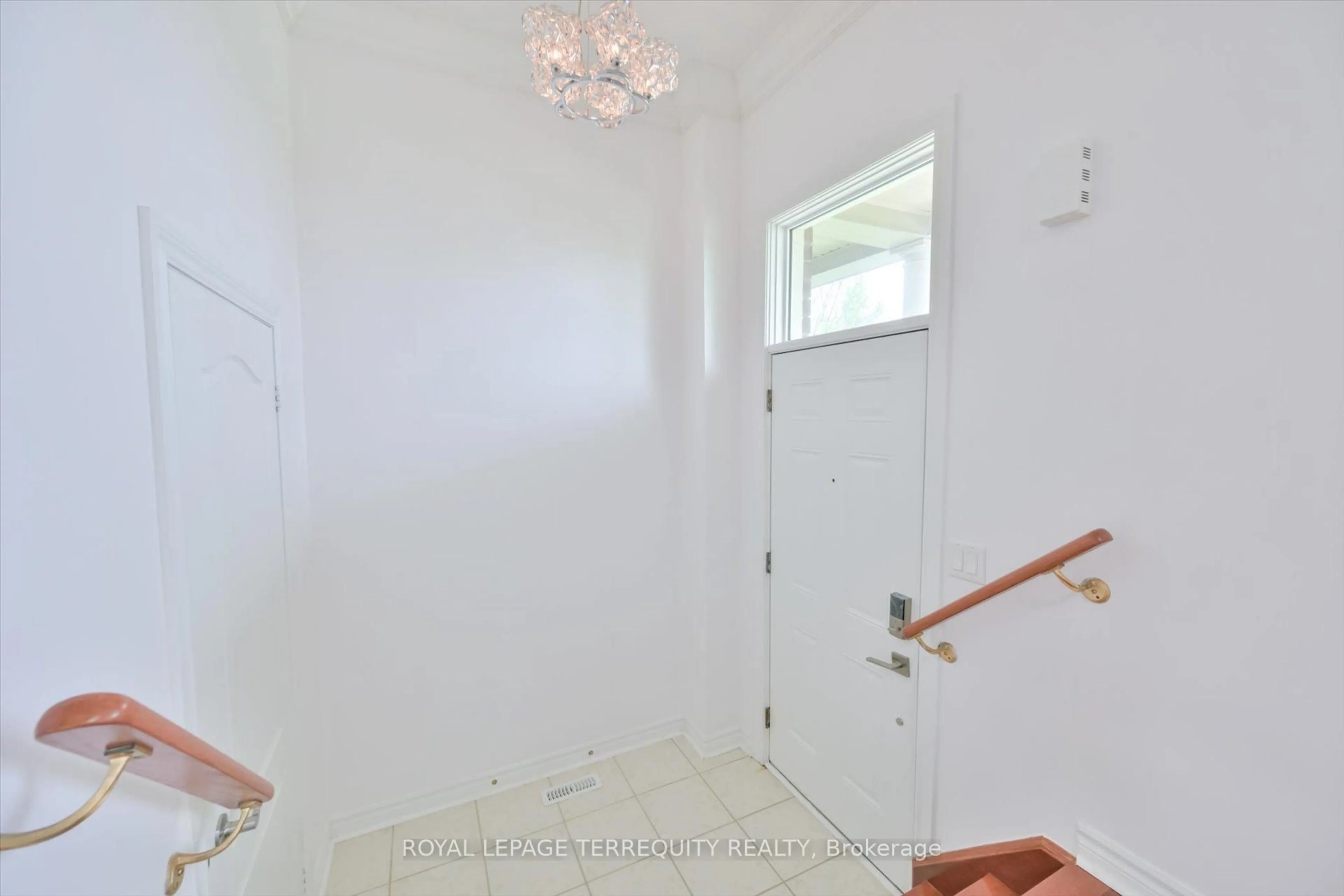 Indoor entryway for 10461 Woodbine Ave, Markham Ontario L6C 0K4