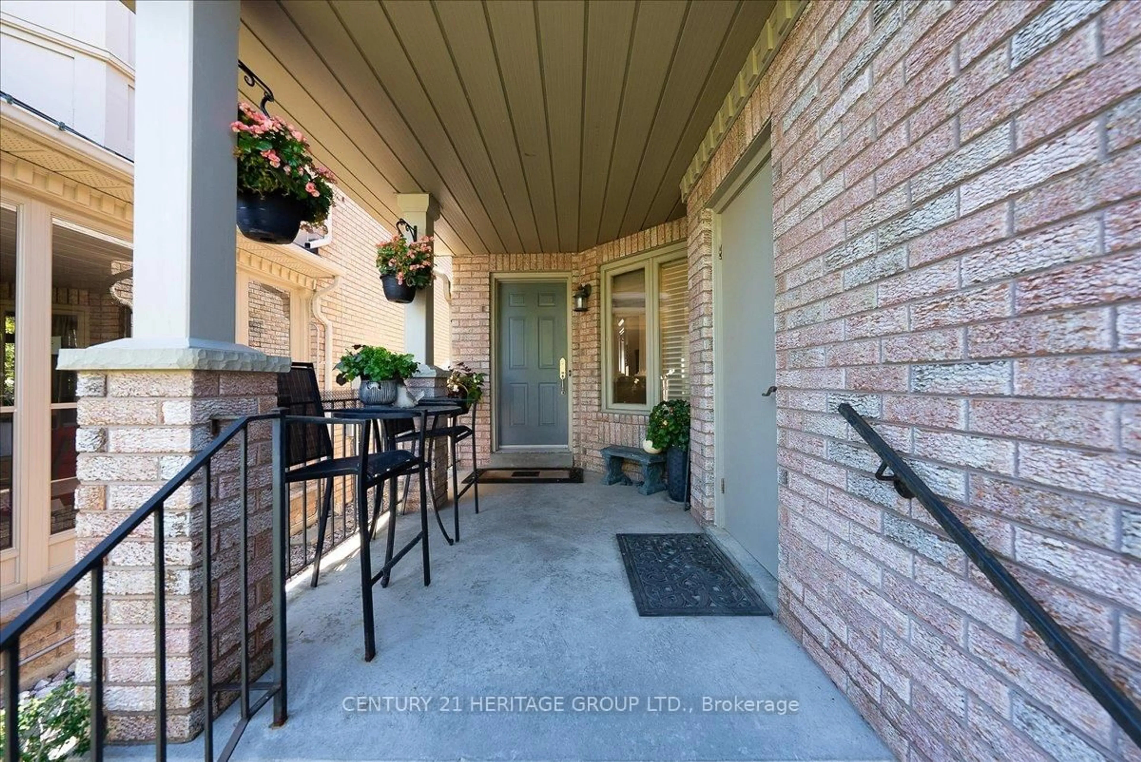 Patio, street for 350 Hewitt Circ, Newmarket Ontario L3X 2H1