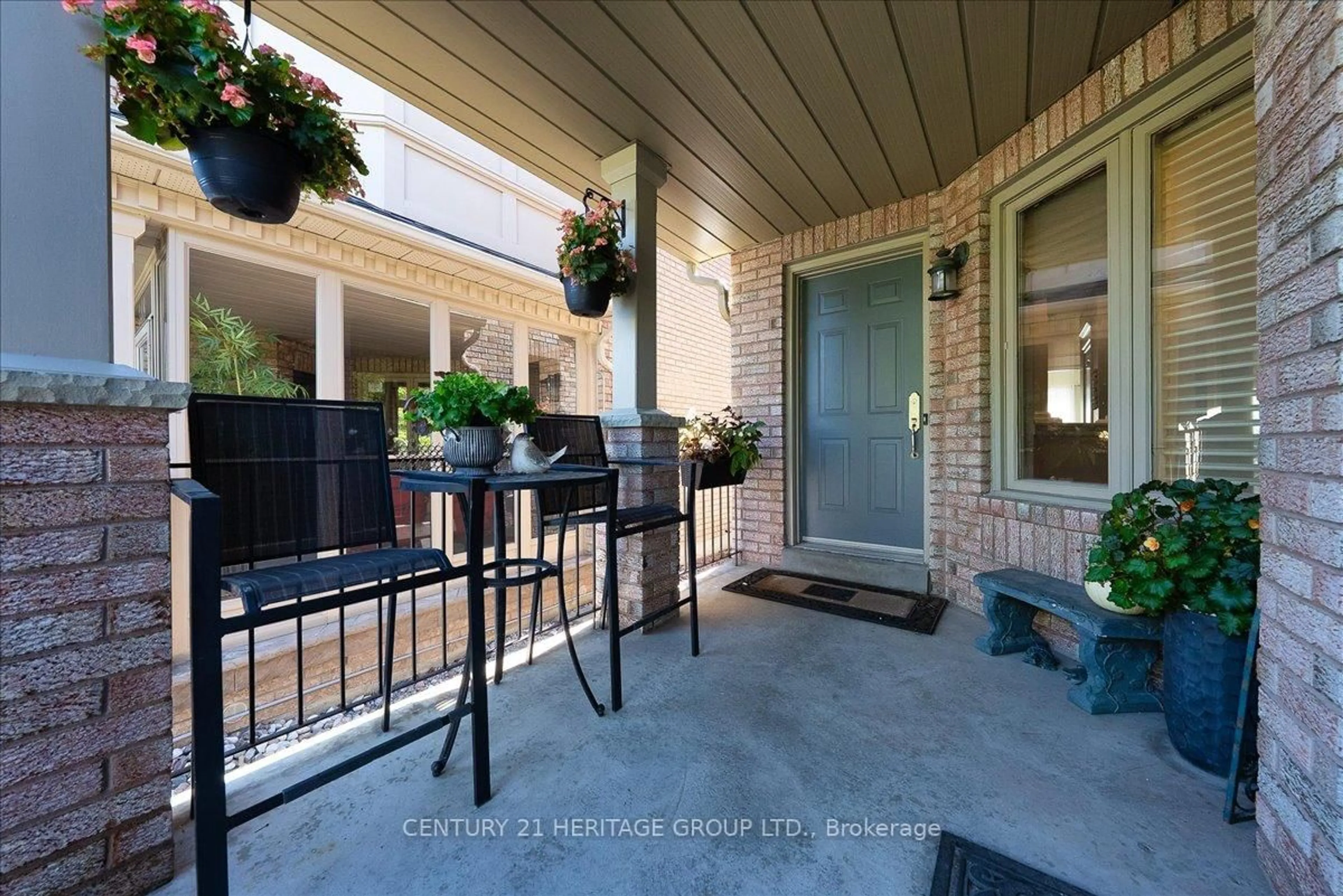 Patio, street for 350 Hewitt Circ, Newmarket Ontario L3X 2H1