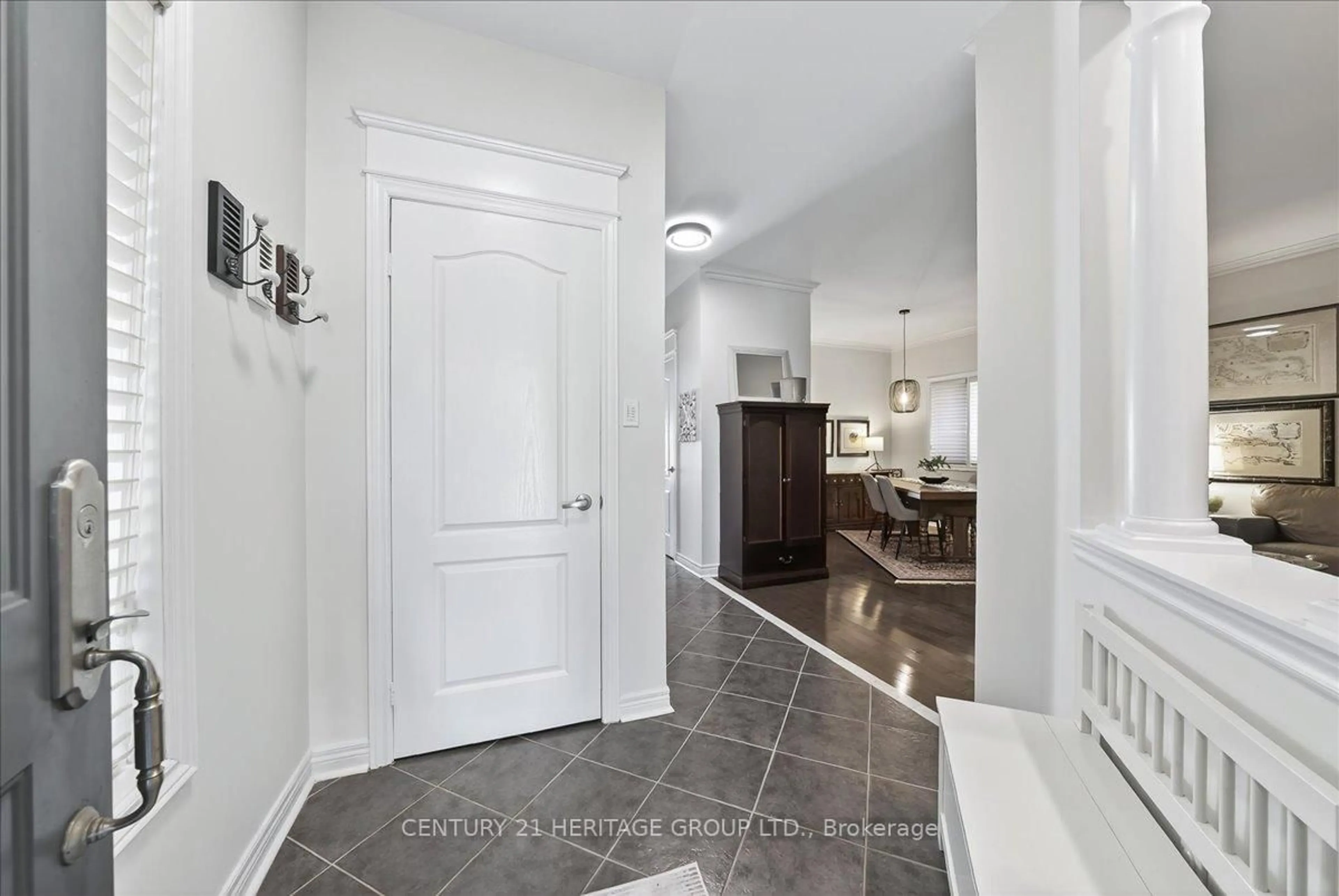 Indoor entryway for 350 Hewitt Circ, Newmarket Ontario L3X 2H1