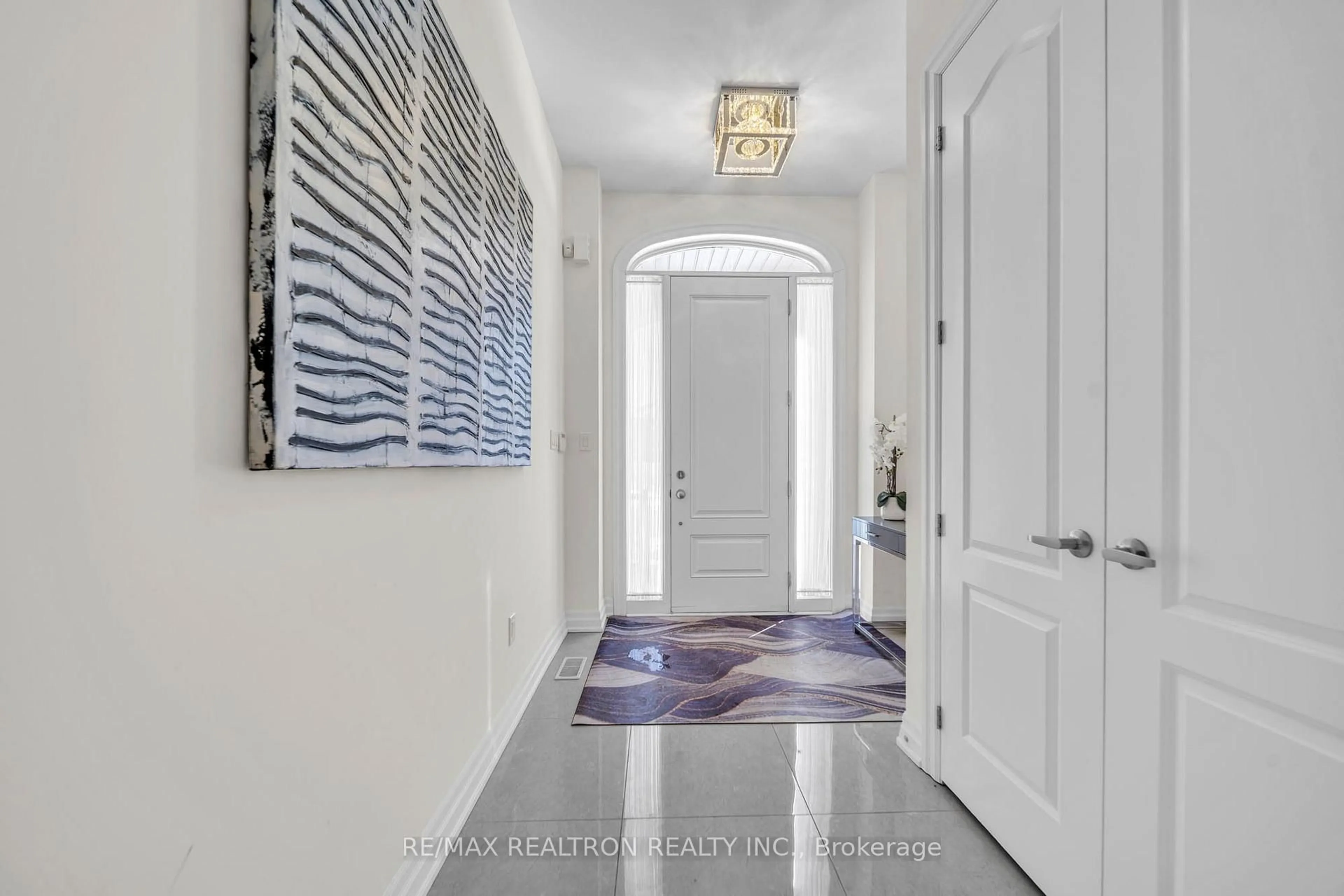 Indoor entryway for 11 Botelho Circ, Aurora Ontario L4G 3X2