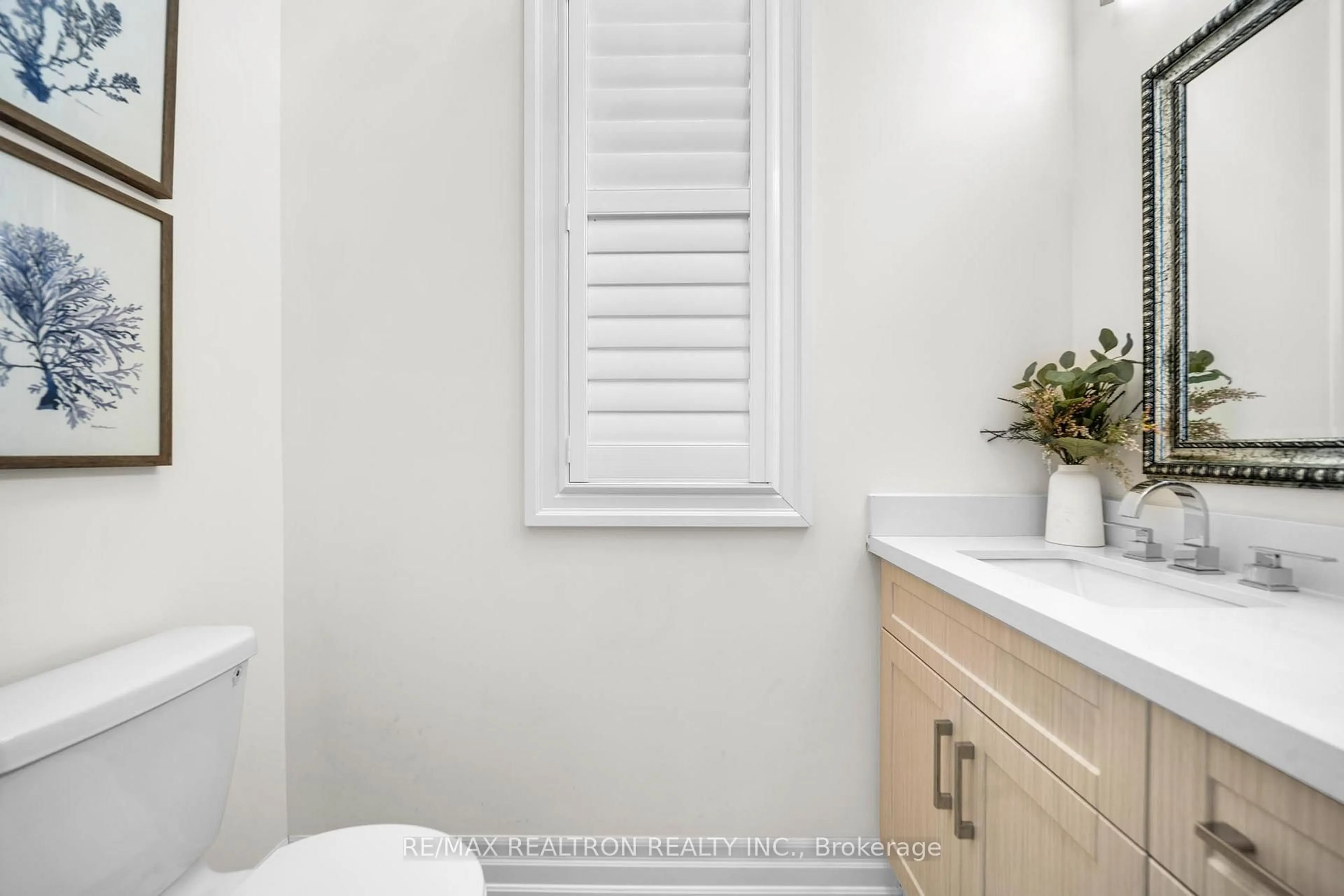 Standard bathroom, unknown for 11 Botelho Circ, Aurora Ontario L4G 3X2