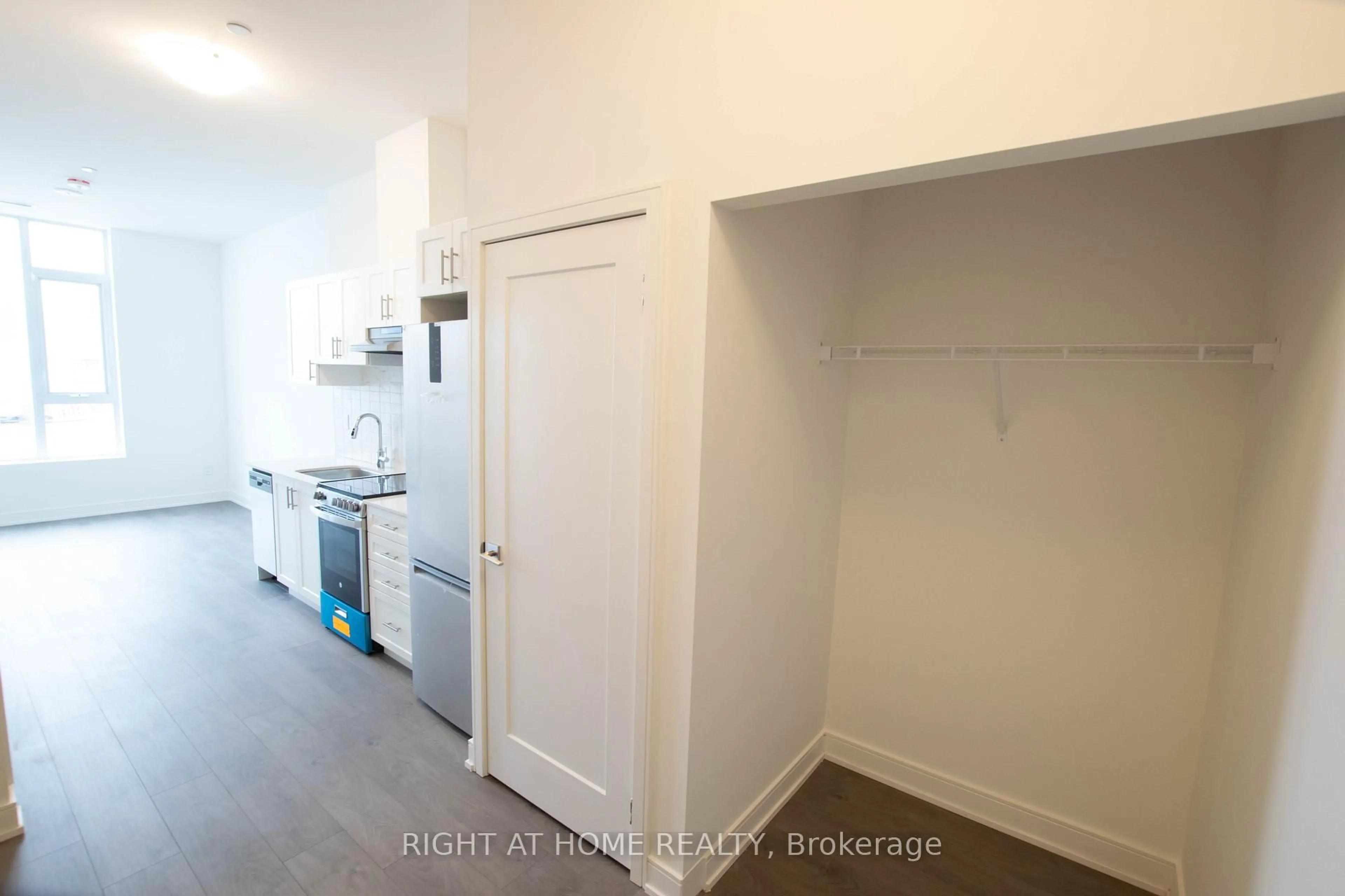 Unknown for 693 Davis Dr #101, Newmarket Ontario L3Y 2R2