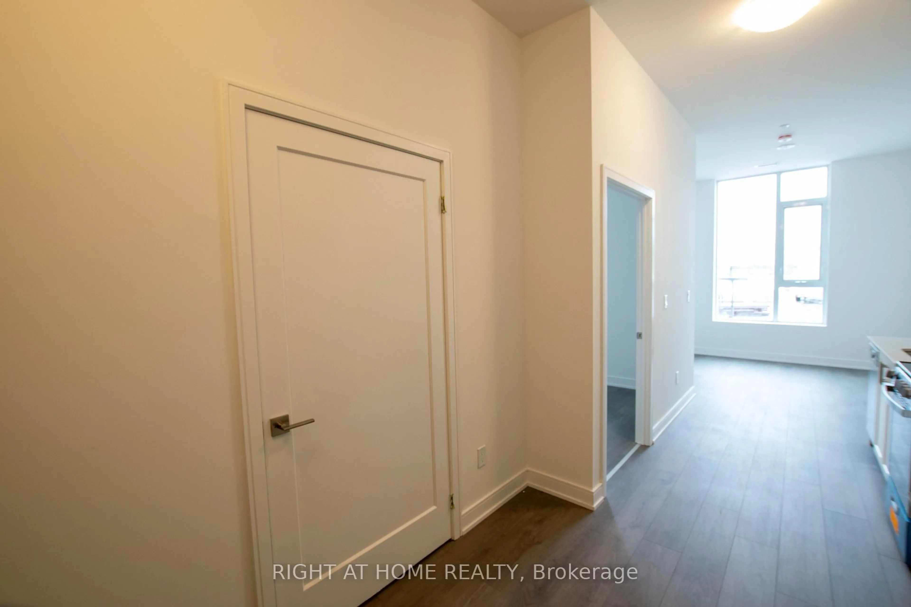 Unknown for 693 Davis Dr #101, Newmarket Ontario L3Y 2R2