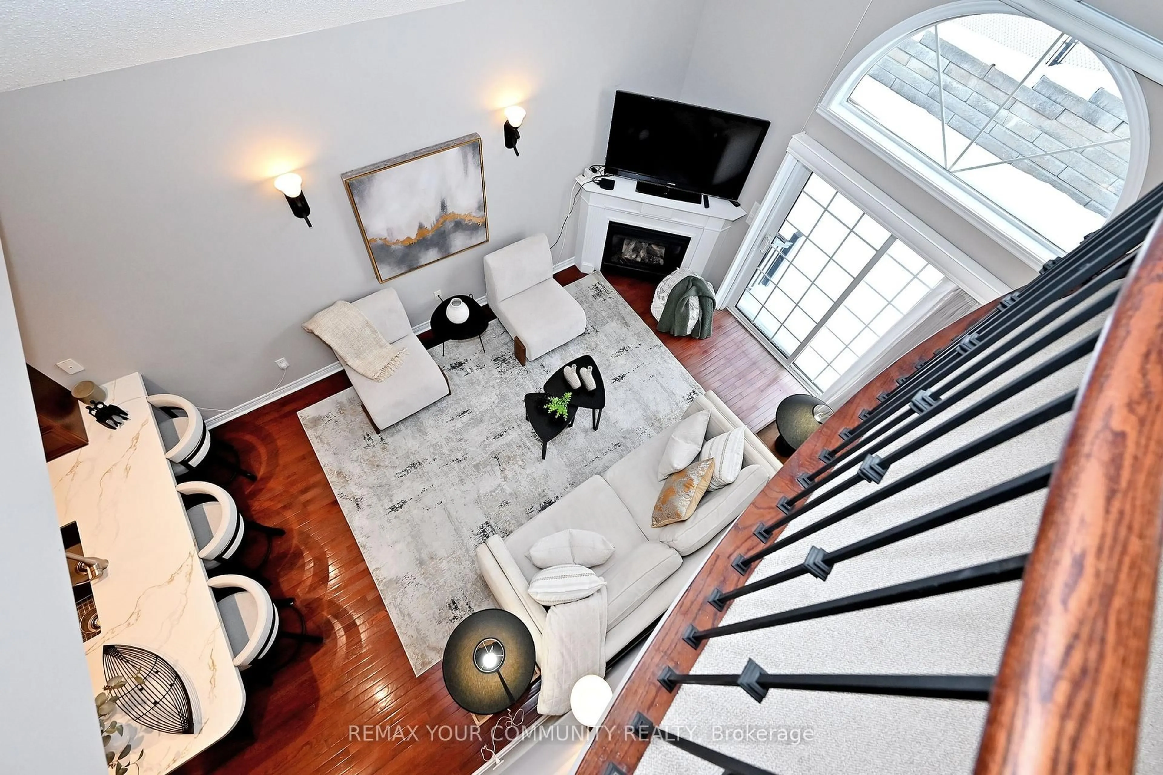 Living room with furniture, unknown for 635 Tapestry Lane, Newmarket Ontario L3X 3C8